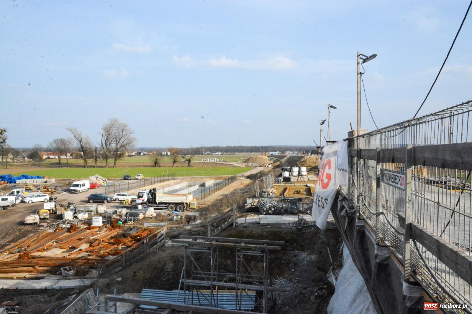 Zdjęcie w galerii na portalu naszraciborz.pl: Most, który udźwignie kolumnę Abramsów: Finał nasuwania segmentów na moście Grzegorzowice-Ciechowice [FOTO i WIDEO] wiadomości z regionu