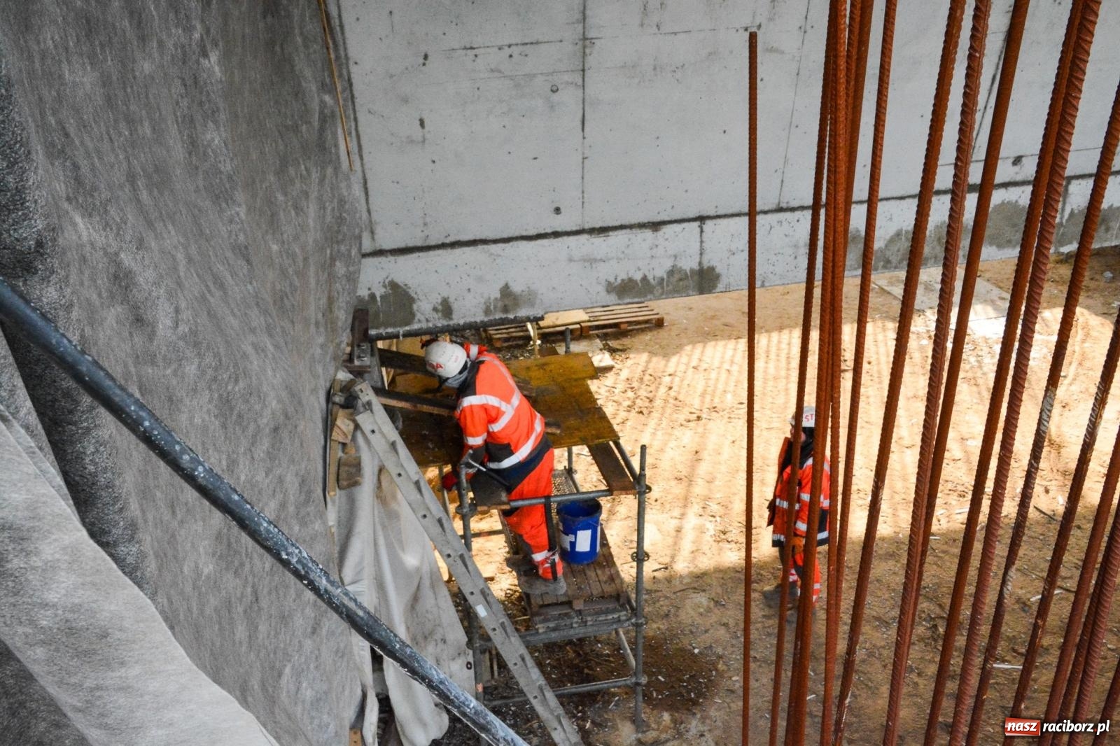Zdjęcie w galerii na portalu naszraciborz.pl: Most, który udźwignie kolumnę Abramsów: Finał nasuwania segmentów na moście Grzegorzowice-Ciechowice [FOTO i WIDEO] wiadomości z regionu