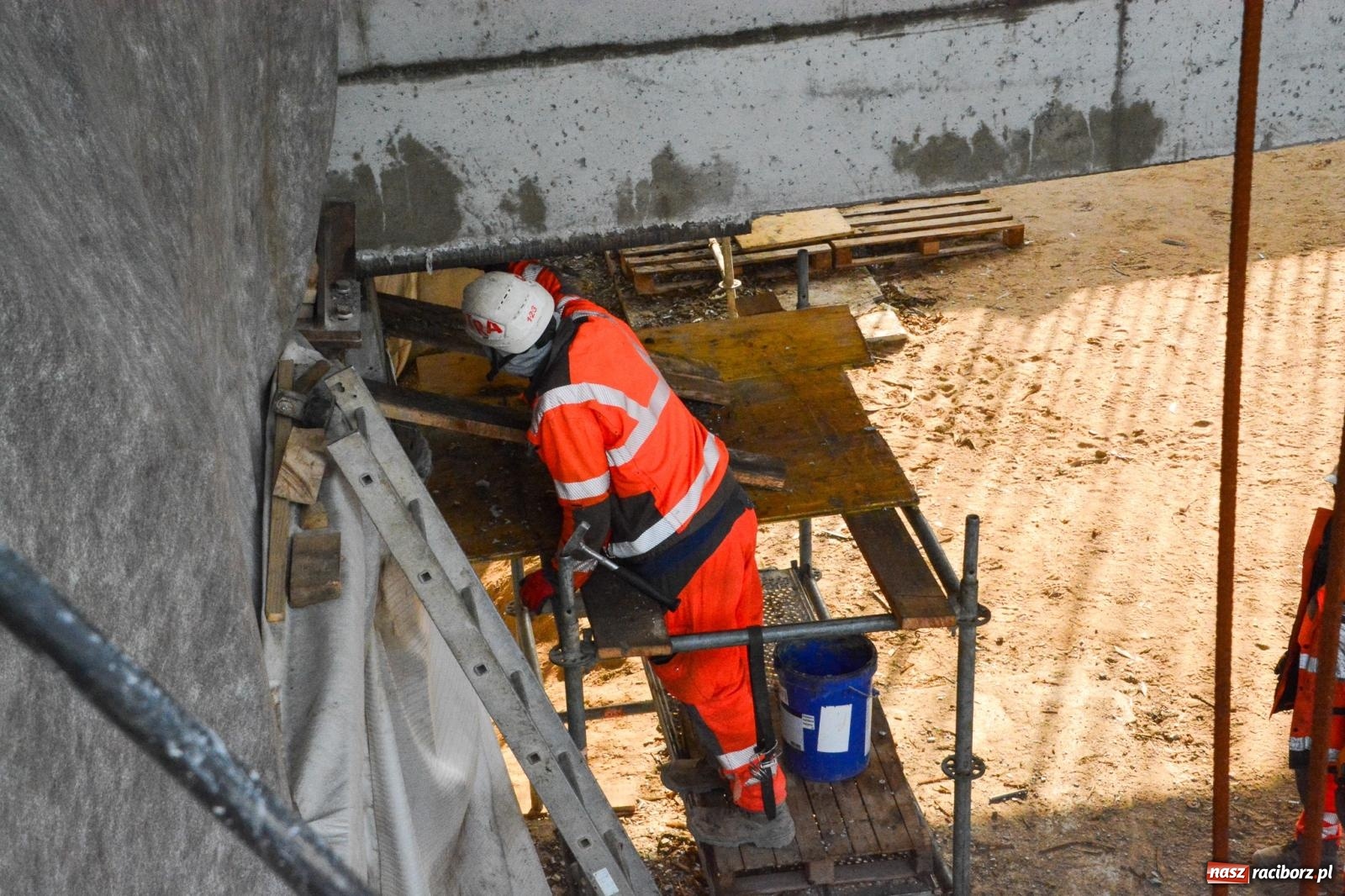 Zdjęcie w galerii na portalu naszraciborz.pl: Most, który udźwignie kolumnę Abramsów: Finał nasuwania segmentów na moście Grzegorzowice-Ciechowice [FOTO i WIDEO] wiadomości z regionu