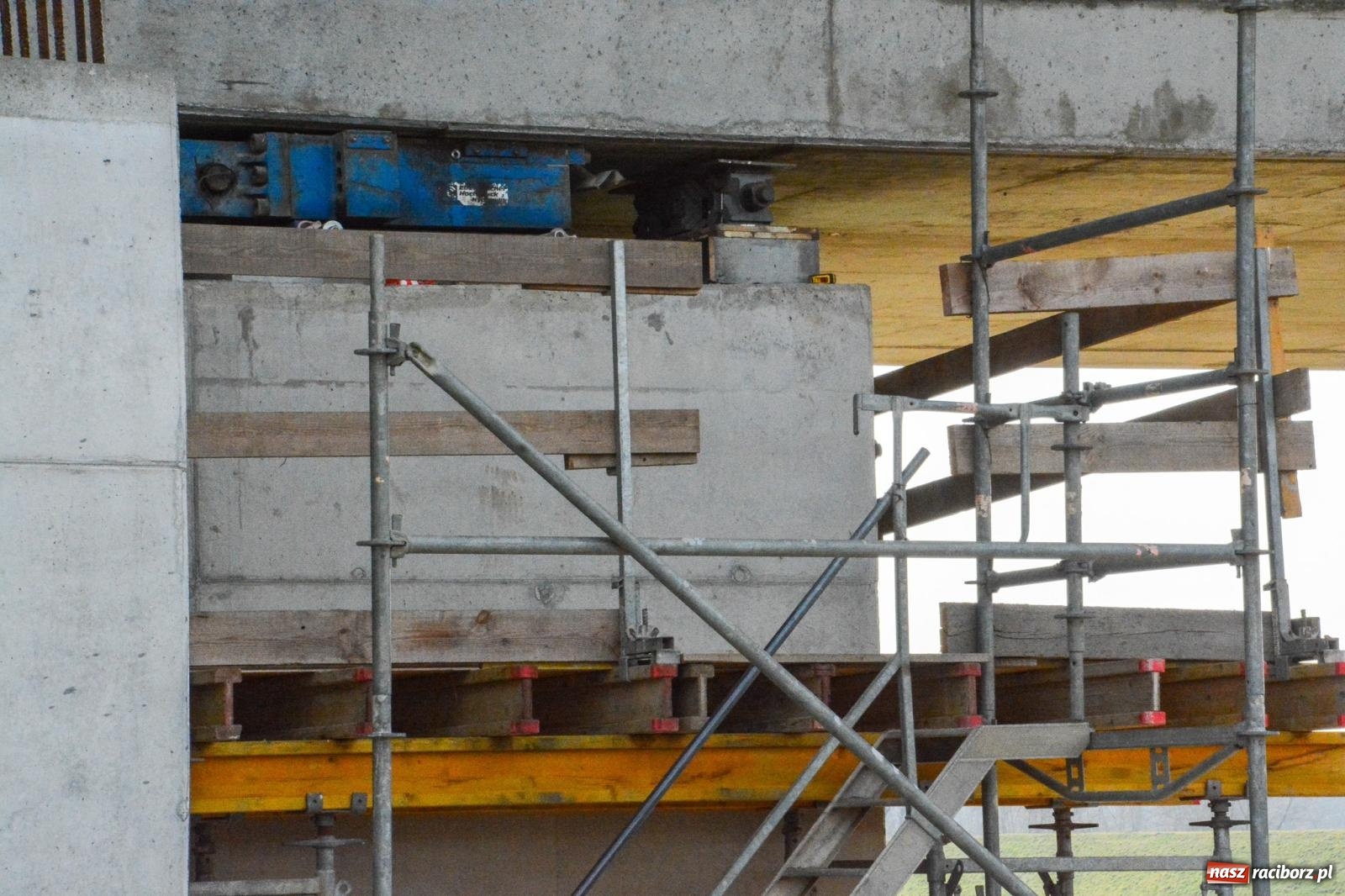 Zdjęcie w galerii na portalu naszraciborz.pl: Most, który udźwignie kolumnę Abramsów: Finał nasuwania segmentów na moście Grzegorzowice-Ciechowice [FOTO i WIDEO] wiadomości z regionu