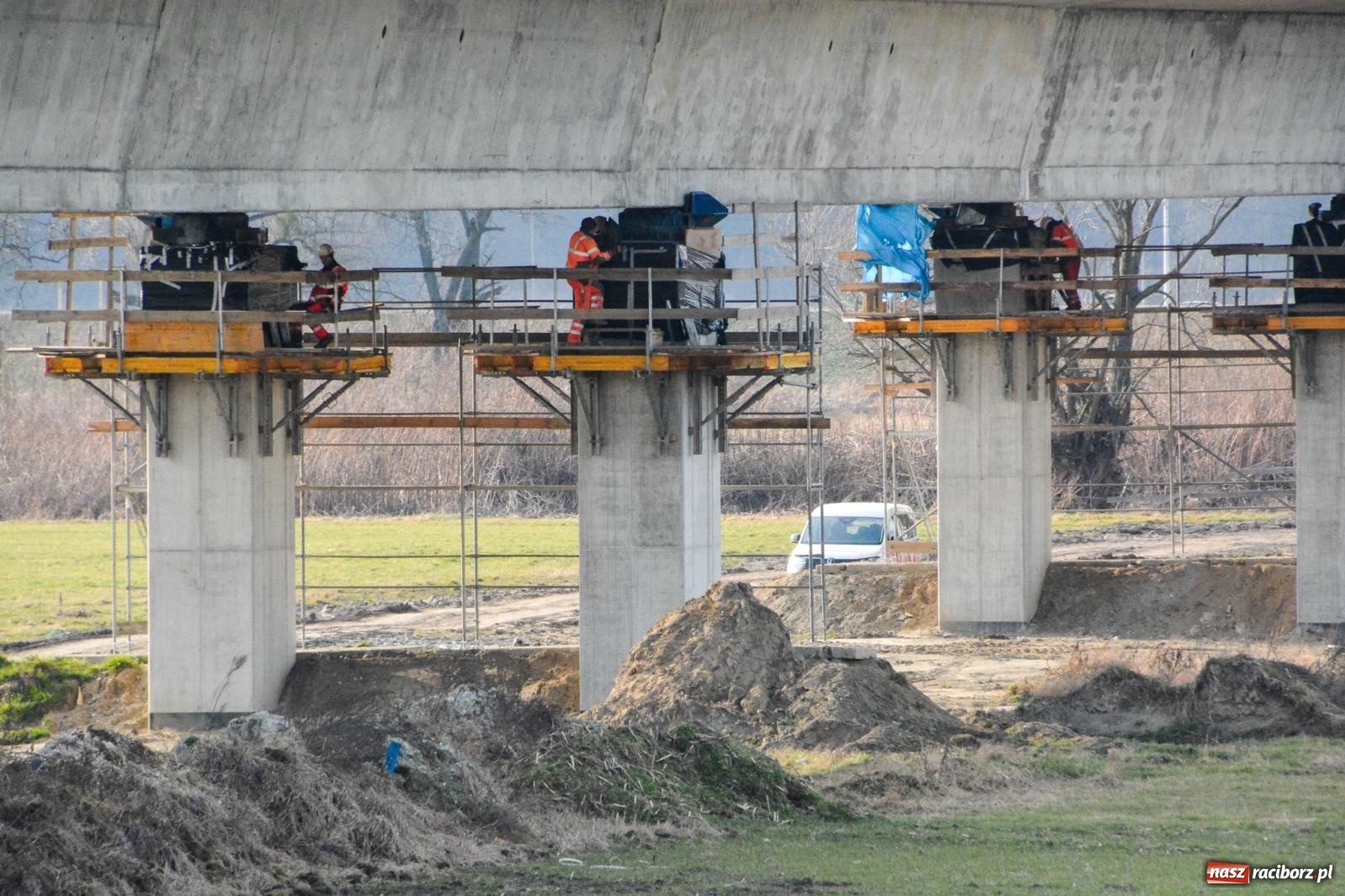 Zdjęcie w galerii na portalu naszraciborz.pl: Most, który udźwignie kolumnę Abramsów: Finał nasuwania segmentów na moście Grzegorzowice-Ciechowice [FOTO i WIDEO] wiadomości z regionu