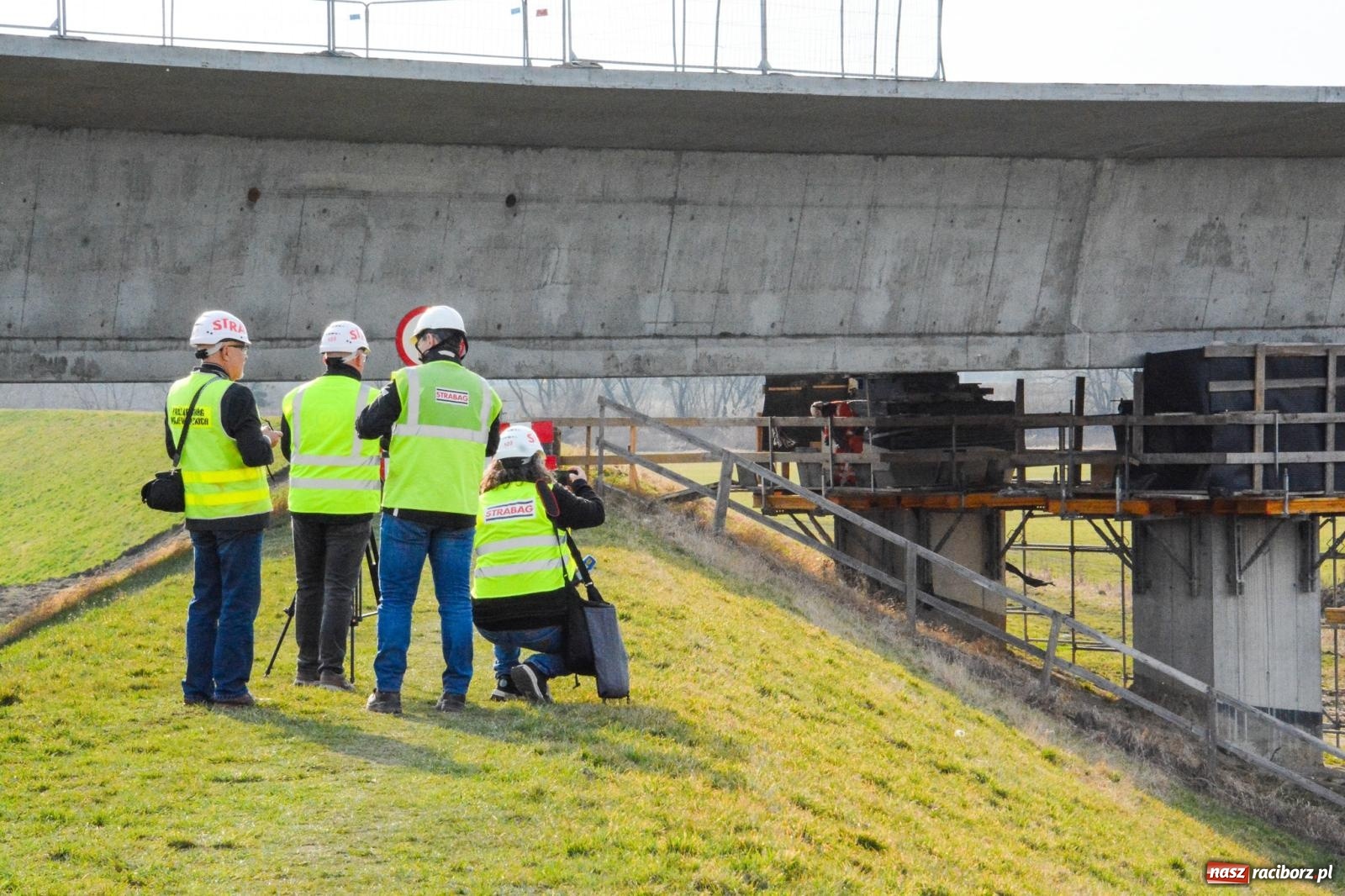 Zdjęcie w galerii na portalu naszraciborz.pl: Most, który udźwignie kolumnę Abramsów: Finał nasuwania segmentów na moście Grzegorzowice-Ciechowice [FOTO i WIDEO] wiadomości z regionu
