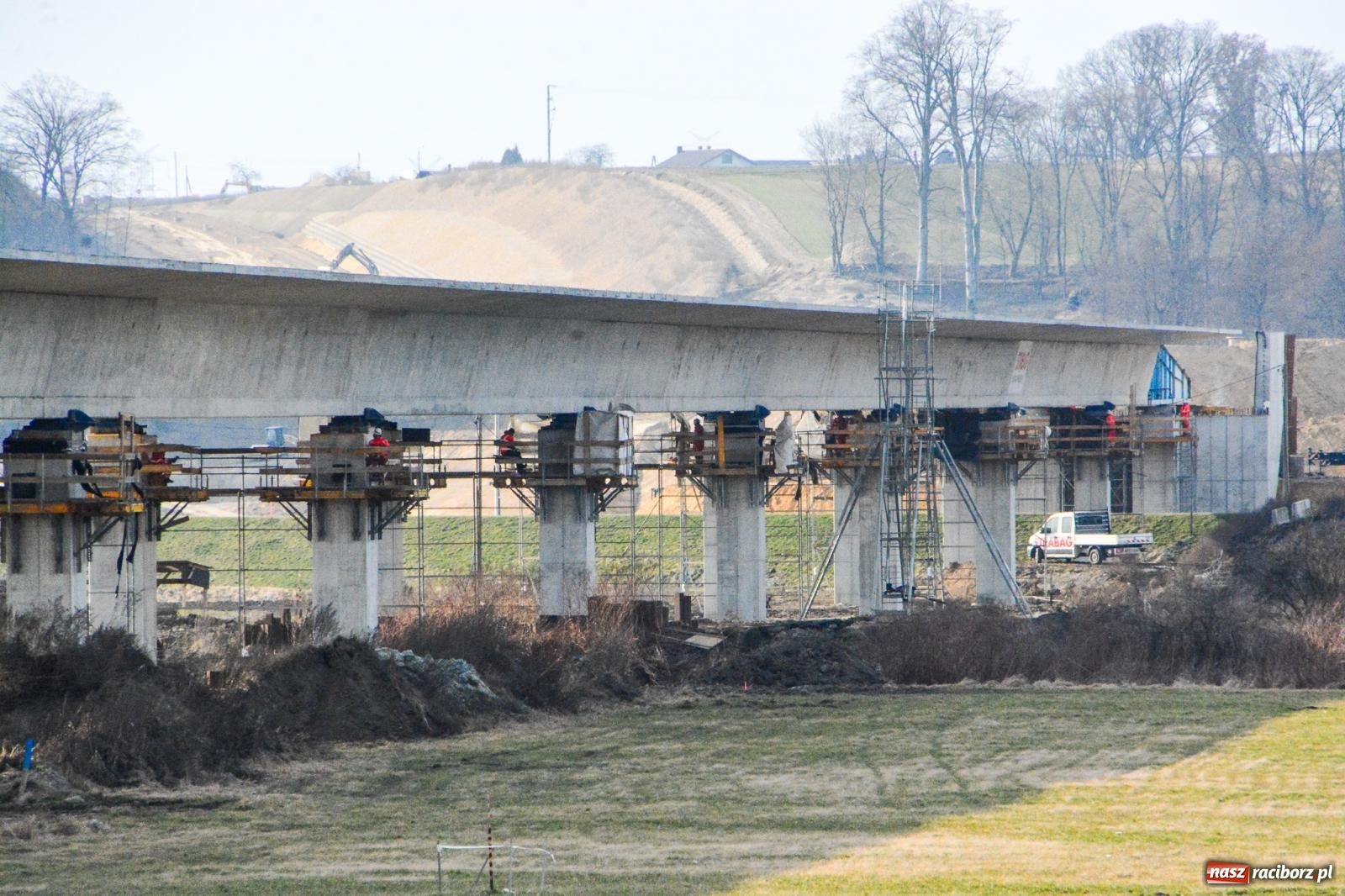 Zdjęcie w galerii na portalu naszraciborz.pl: Most, który udźwignie kolumnę Abramsów: Finał nasuwania segmentów na moście Grzegorzowice-Ciechowice [FOTO i WIDEO] wiadomości z regionu