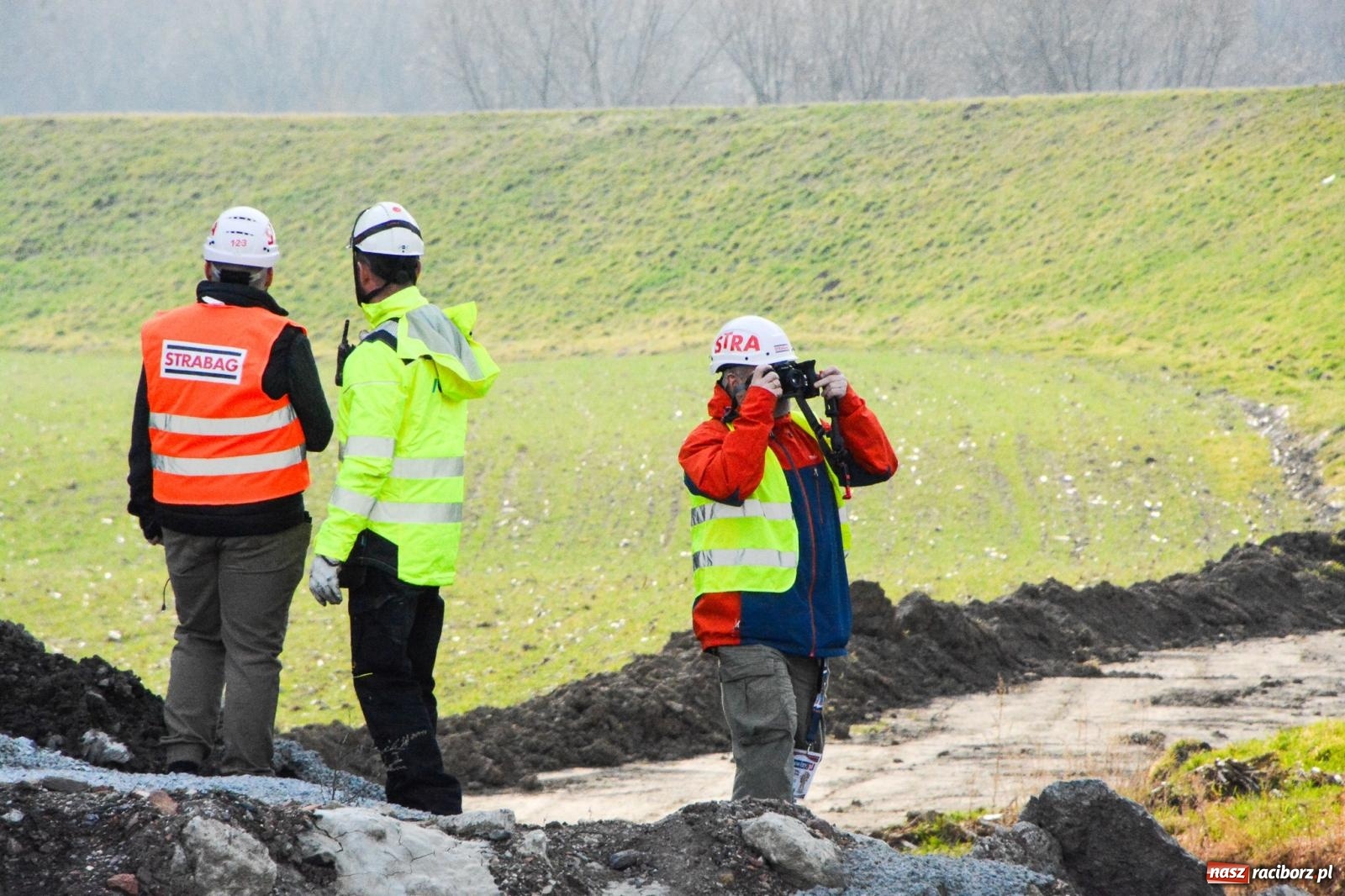 Zdjęcie w galerii na portalu naszraciborz.pl: Most, który udźwignie kolumnę Abramsów: Finał nasuwania segmentów na moście Grzegorzowice-Ciechowice [FOTO i WIDEO] wiadomości z regionu