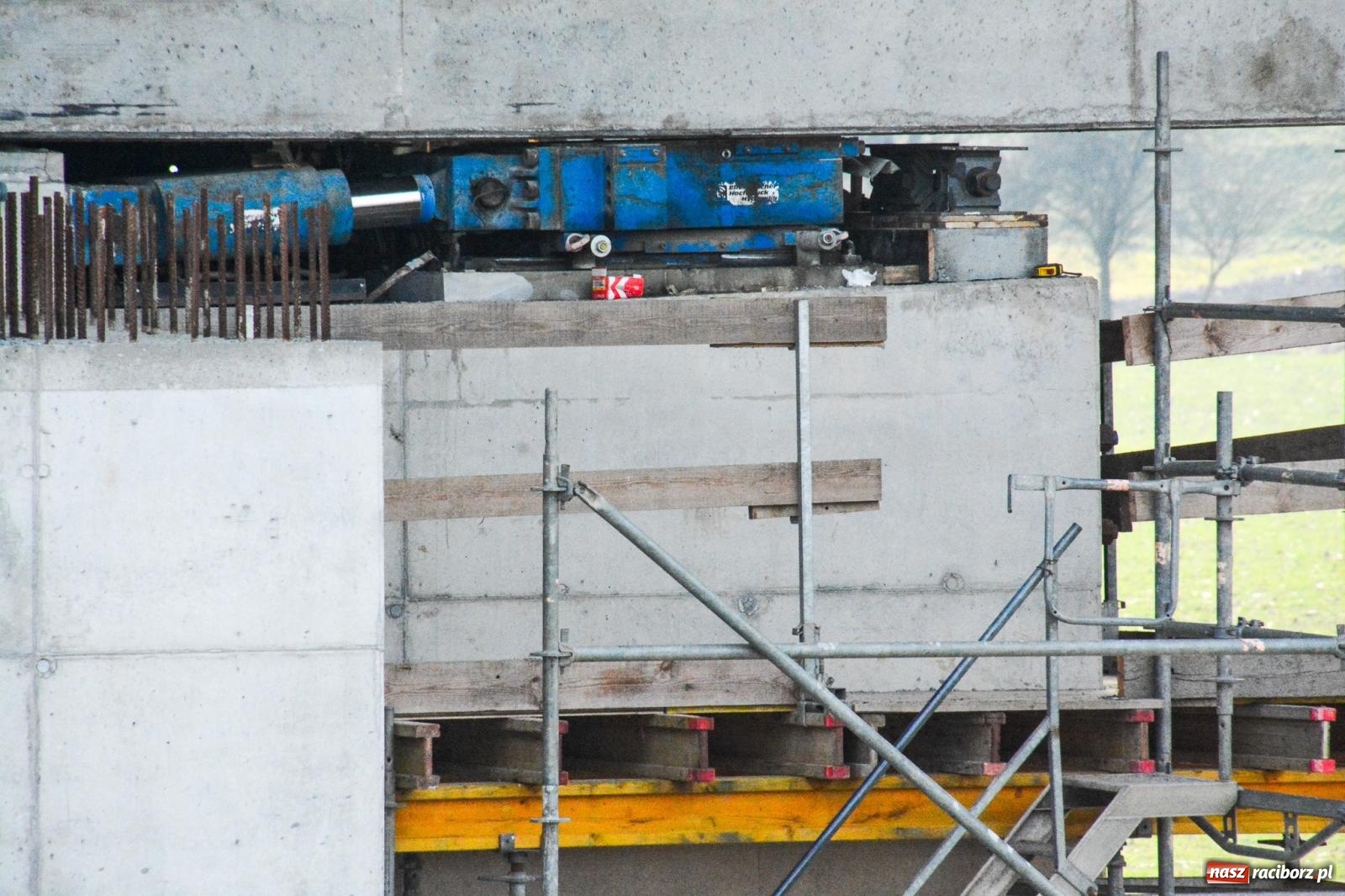 Zdjęcie w galerii na portalu naszraciborz.pl: Most, który udźwignie kolumnę Abramsów: Finał nasuwania segmentów na moście Grzegorzowice-Ciechowice [FOTO i WIDEO] wiadomości z regionu