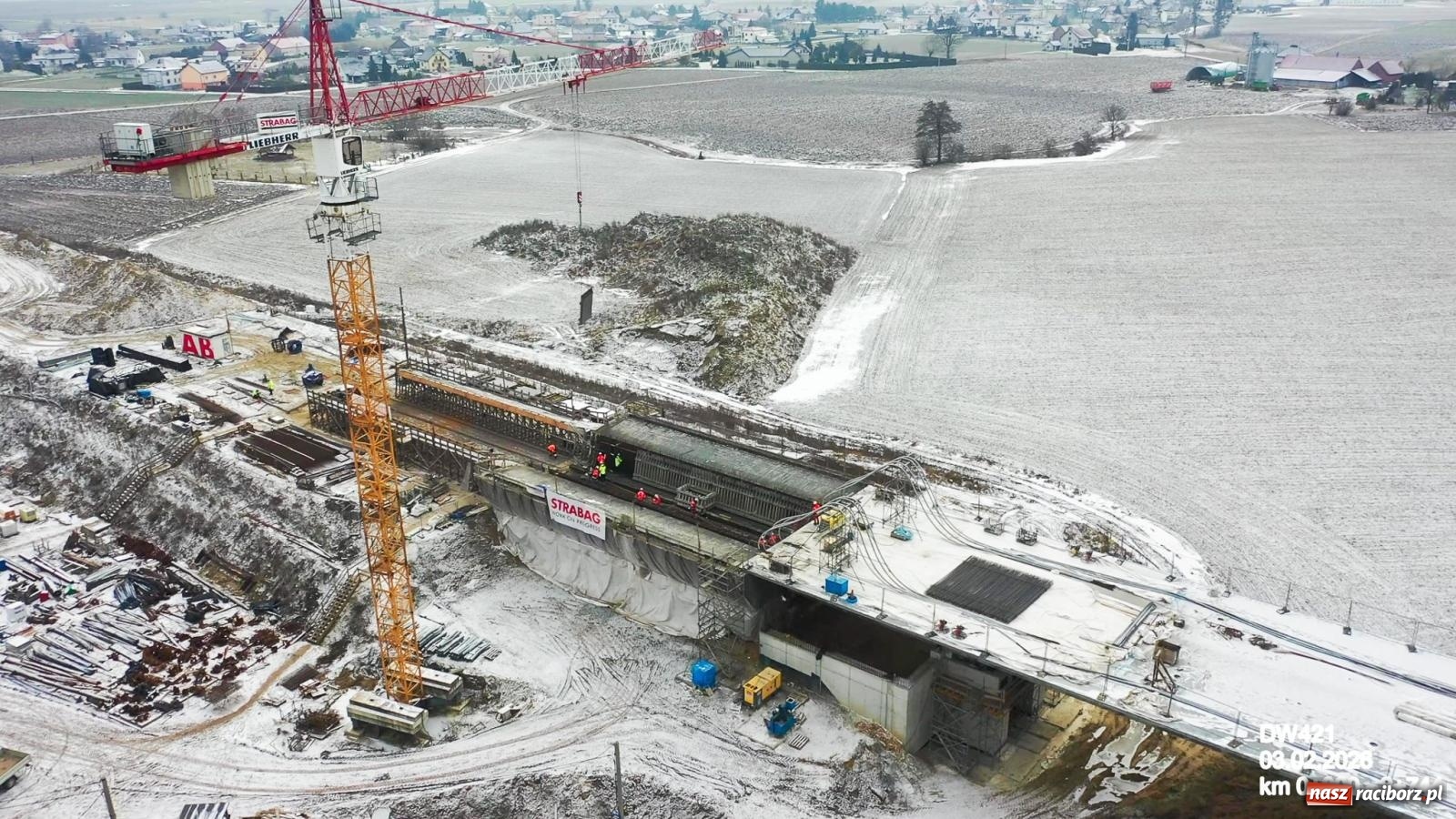 Zdjęcie w galerii na portalu naszraciborz.pl: Most, który udźwignie kolumnę Abramsów: Finał nasuwania segmentów na moście Grzegorzowice-Ciechowice [FOTO i WIDEO] wiadomości z regionu