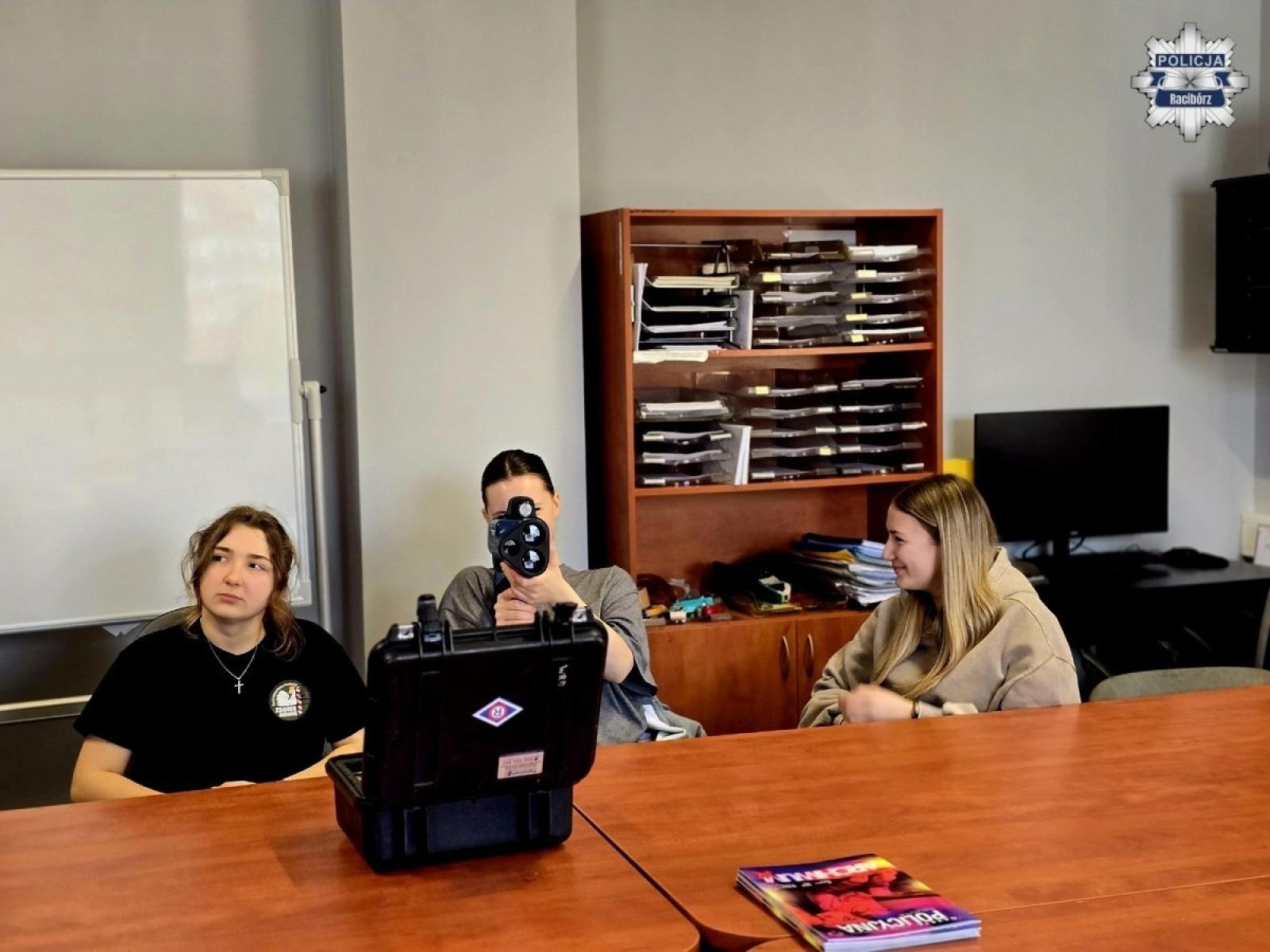 Zdjęcie w galerii na portalu naszraciborz.pl: Uczniowie klas mundurowych z wizytą w raciborskiej komendzie policji wiadomości z regionu