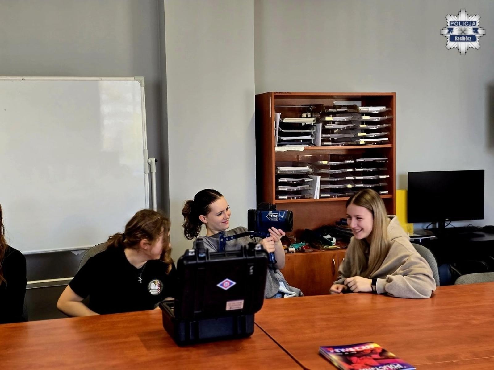 Zdjęcie w galerii na portalu naszraciborz.pl: Uczniowie klas mundurowych z wizytą w raciborskiej komendzie policji wiadomości z regionu