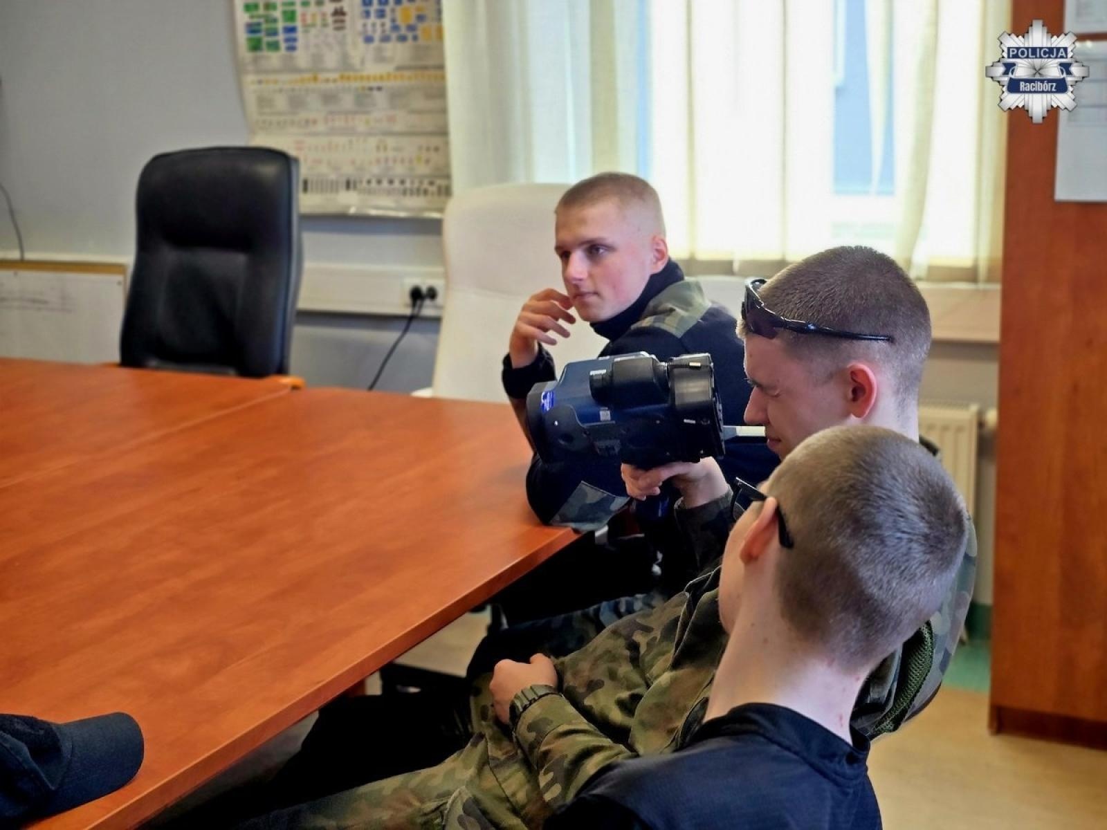 Zdjęcie w galerii na portalu naszraciborz.pl: Uczniowie klas mundurowych z wizytą w raciborskiej komendzie policji wiadomości z regionu