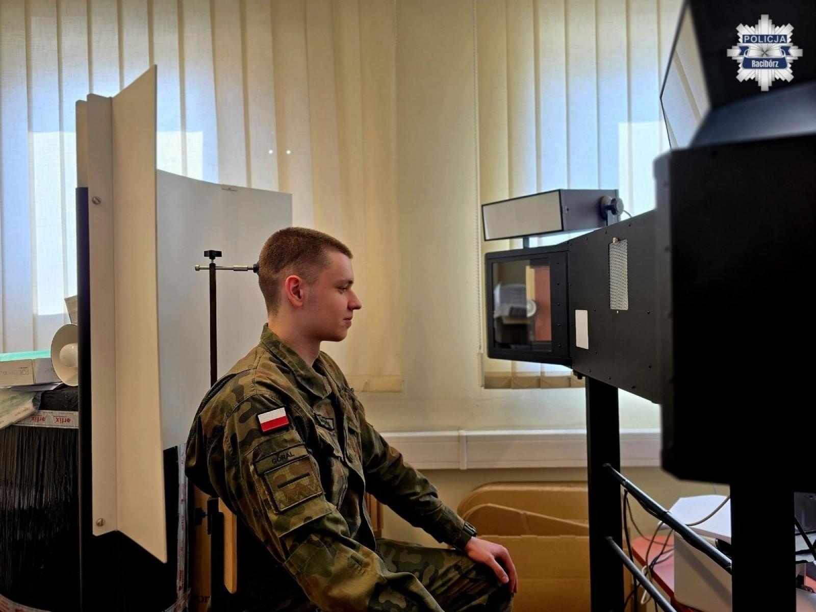 Zdjęcie w galerii na portalu naszraciborz.pl: Uczniowie klas mundurowych z wizytą w raciborskiej komendzie policji wiadomości z regionu