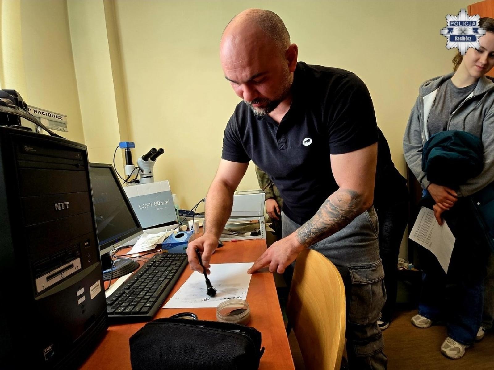 Zdjęcie w galerii na portalu naszraciborz.pl: Uczniowie klas mundurowych z wizytą w raciborskiej komendzie policji wiadomości z regionu