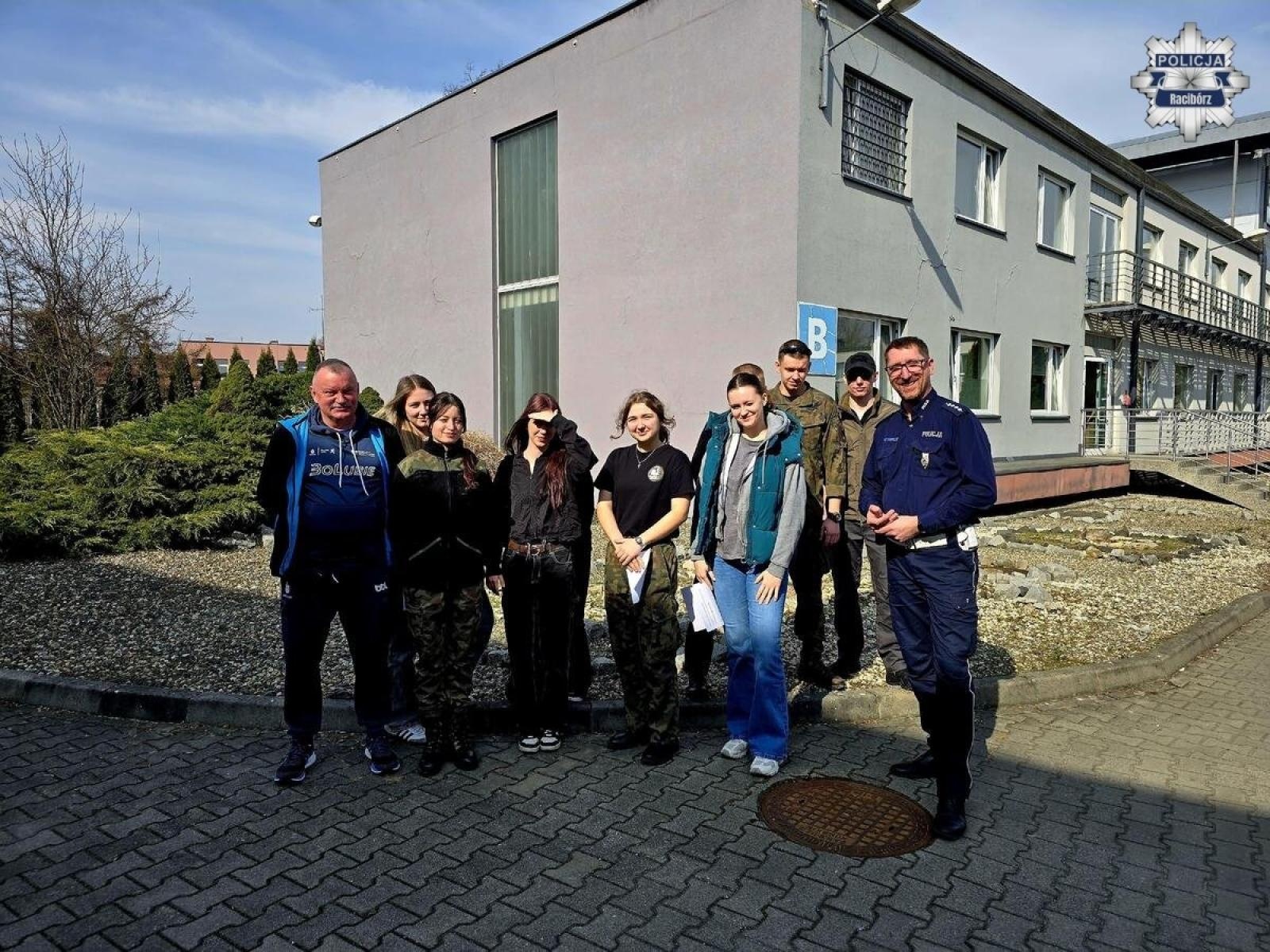 Zdjęcie w galerii na portalu naszraciborz.pl: Uczniowie klas mundurowych z wizytą w raciborskiej komendzie policji wiadomości z regionu