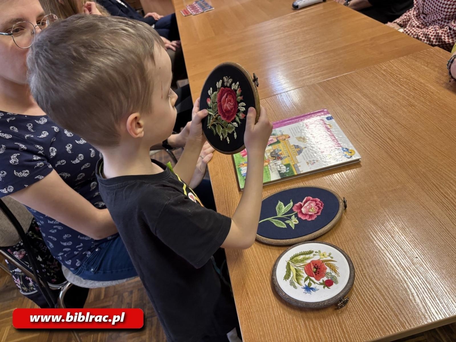 Zdjęcie w galerii na portalu naszraciborz.pl: Czy haftowanie uspokaja? W bibliotece w Ocicach odbyły się warsztaty z Zofią Smaroń wiadomości z regionu