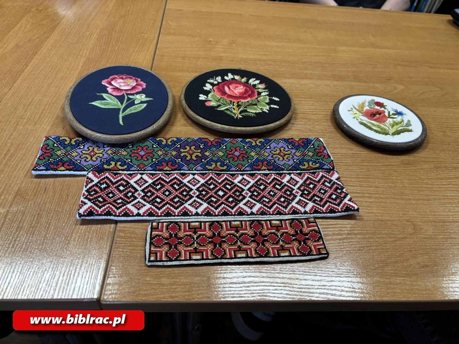 Zdjęcie w galerii na portalu naszraciborz.pl: Czy haftowanie uspokaja? W bibliotece w Ocicach odbyły się warsztaty z Zofią Smaroń wiadomości z regionu