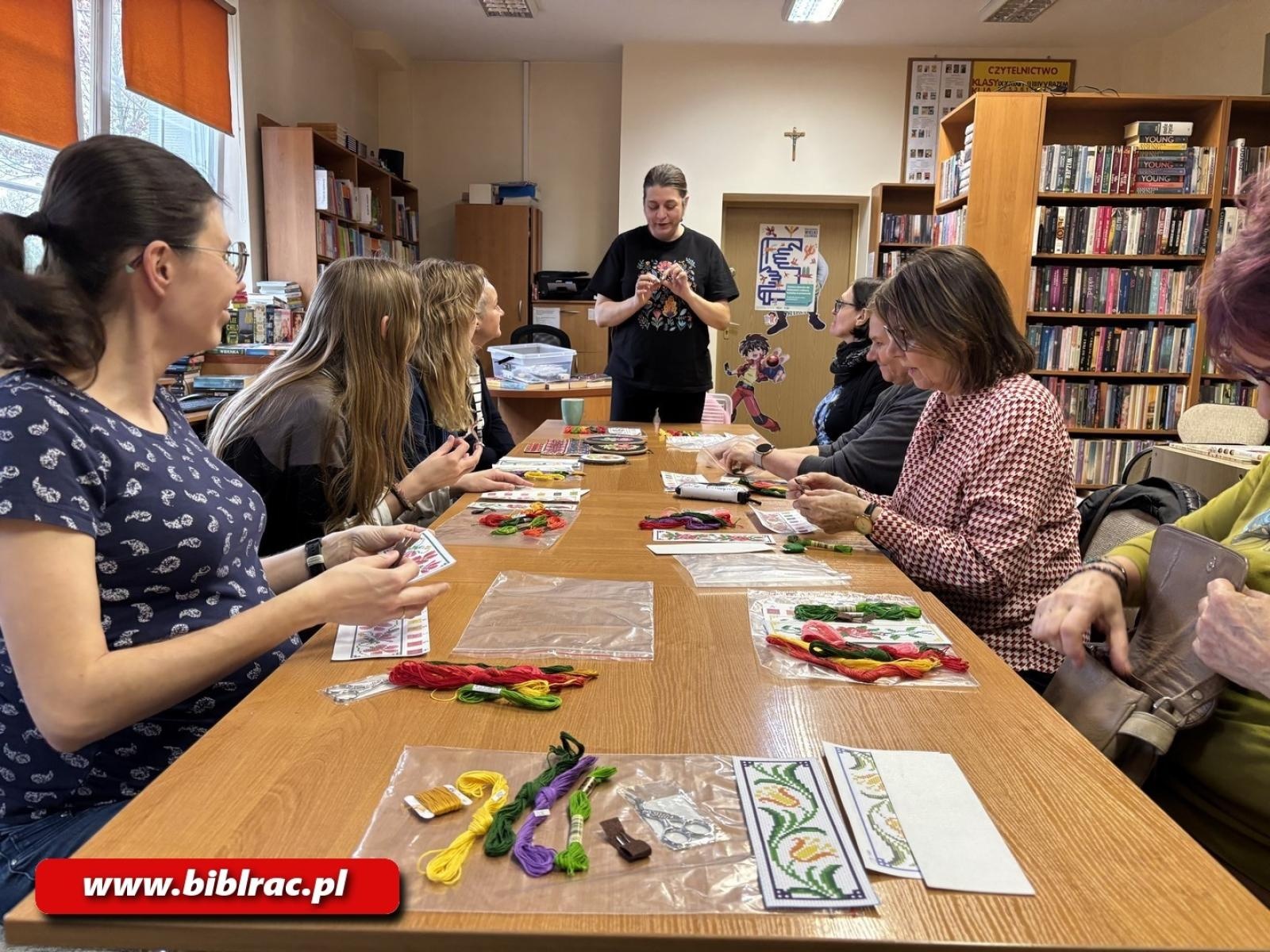 Zdjęcie w galerii na portalu naszraciborz.pl: Czy haftowanie uspokaja? W bibliotece w Ocicach odbyły się warsztaty z Zofią Smaroń wiadomości z regionu