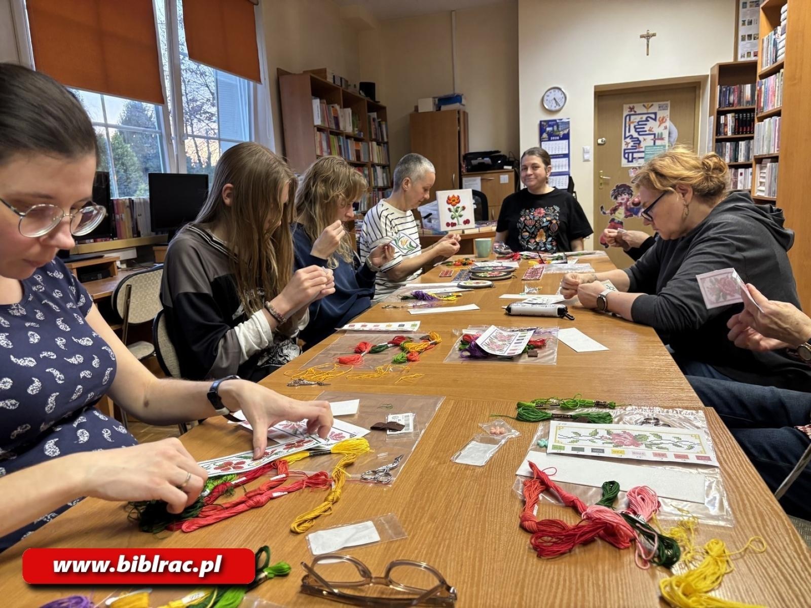 Zdjęcie w galerii na portalu naszraciborz.pl: Czy haftowanie uspokaja? W bibliotece w Ocicach odbyły się warsztaty z Zofią Smaroń wiadomości z regionu