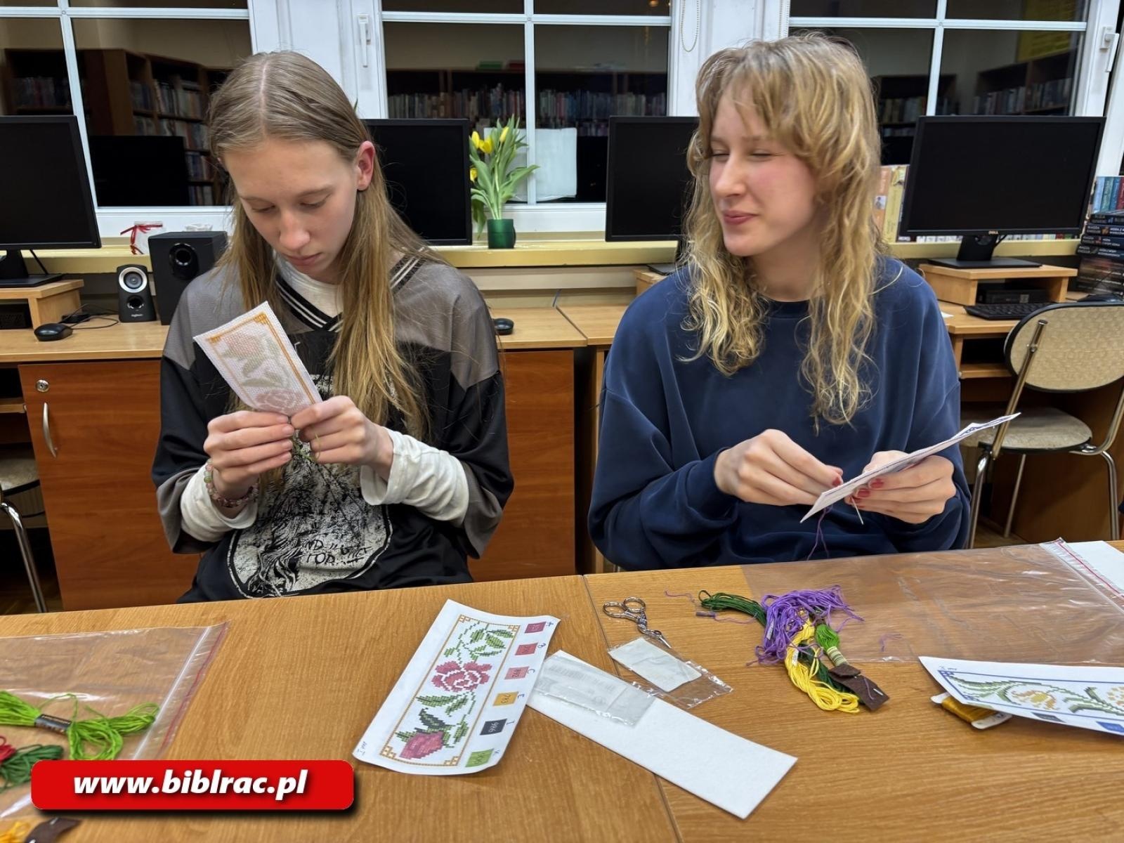Zdjęcie w galerii na portalu naszraciborz.pl: Czy haftowanie uspokaja? W bibliotece w Ocicach odbyły się warsztaty z Zofią Smaroń wiadomości z regionu
