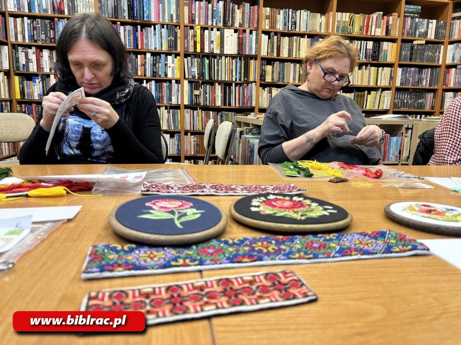 Zdjęcie w galerii na portalu naszraciborz.pl: Czy haftowanie uspokaja? W bibliotece w Ocicach odbyły się warsztaty z Zofią Smaroń wiadomości z regionu