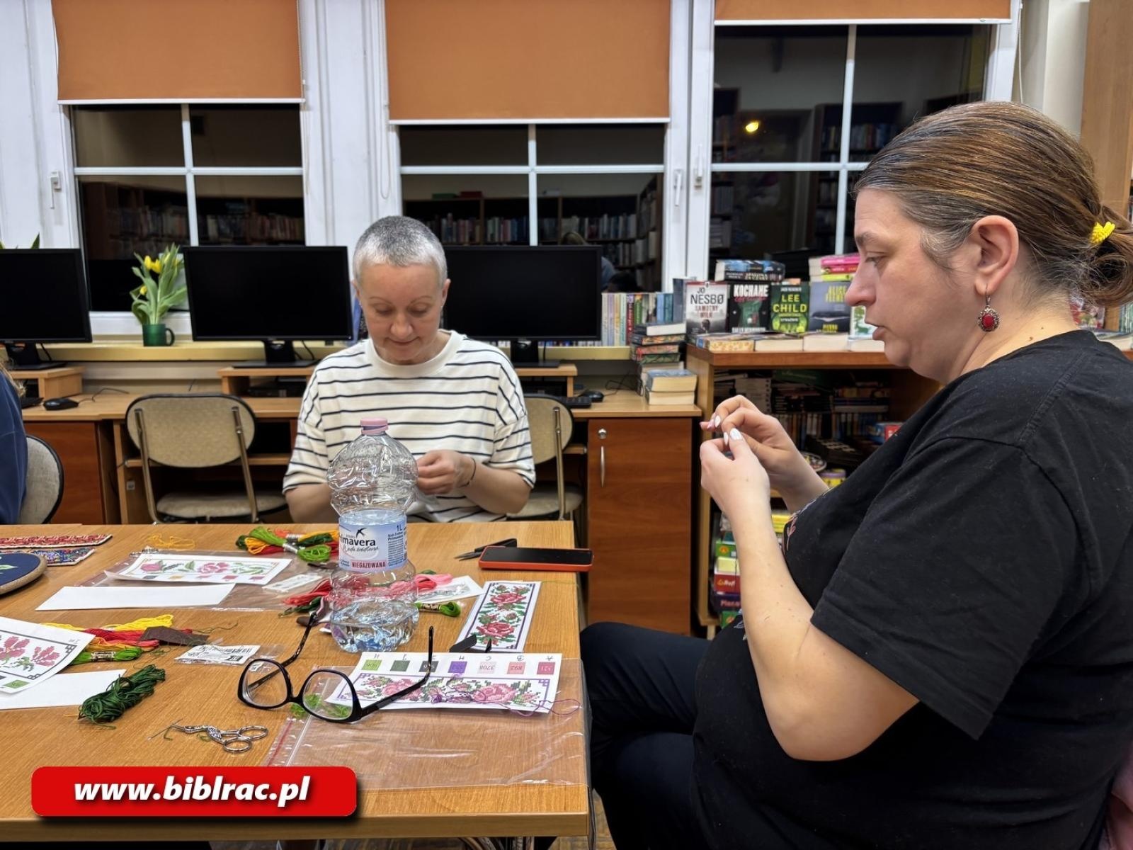 Zdjęcie w galerii na portalu naszraciborz.pl: Czy haftowanie uspokaja? W bibliotece w Ocicach odbyły się warsztaty z Zofią Smaroń wiadomości z regionu