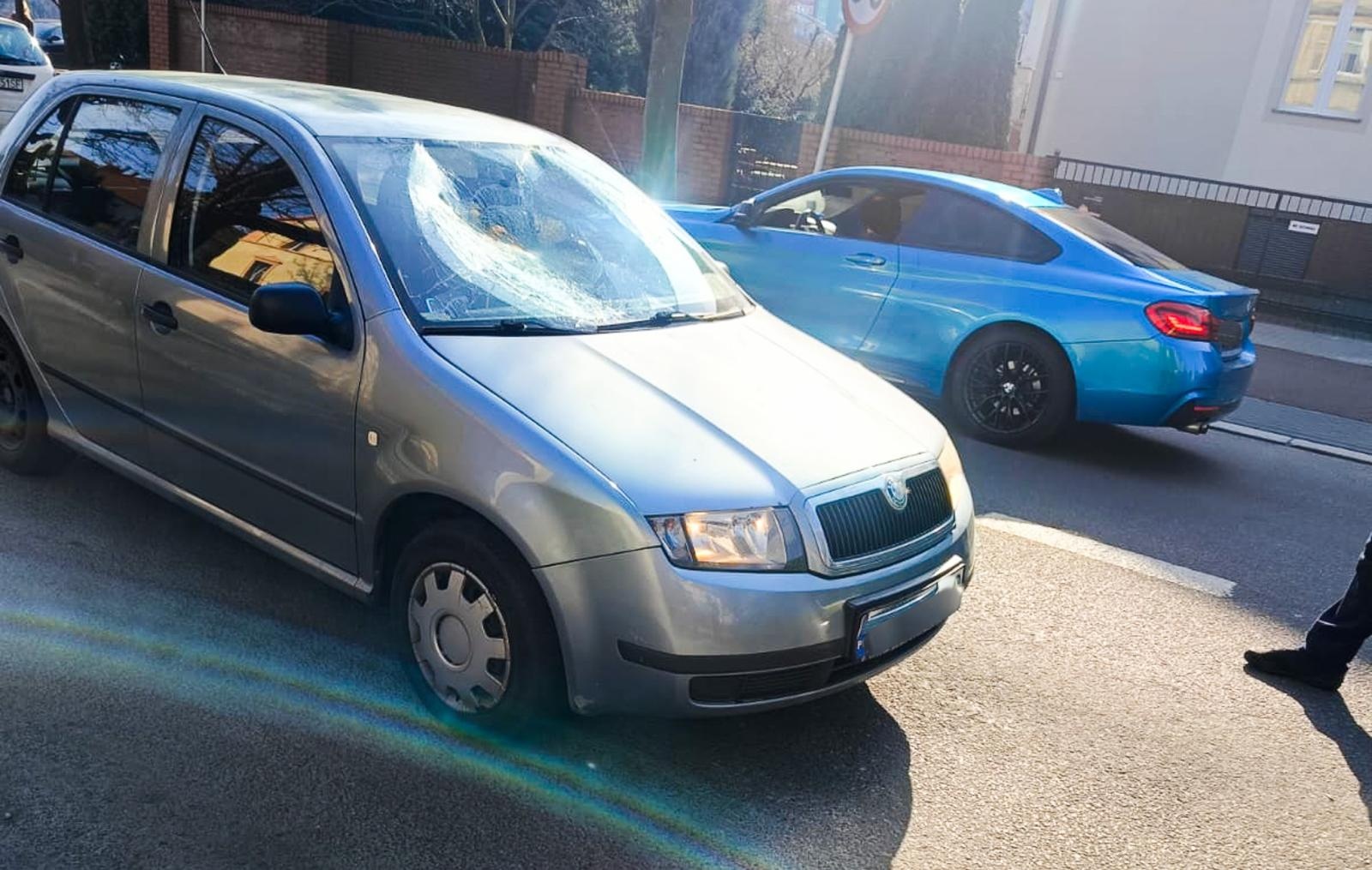 Zdjęcie w galerii na portalu naszraciborz.pl: Groźne zdarzenie na ul. Ogrodowej w Raciborzu. Rowerzystka potrącona przez skodę [FOTO] wiadomości z regionu