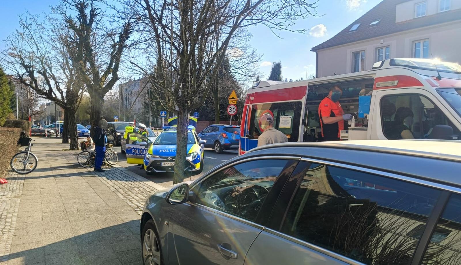 Zdjęcie w galerii na portalu naszraciborz.pl: Groźne zdarzenie na ul. Ogrodowej w Raciborzu. Rowerzystka potrącona przez skodę [FOTO] wiadomości z regionu