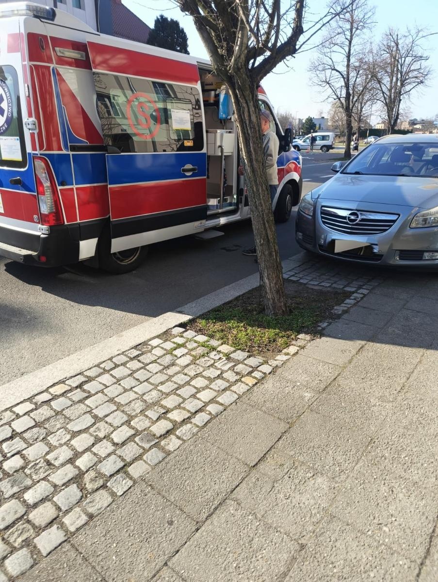 Zdjęcie w galerii na portalu naszraciborz.pl: Groźne zdarzenie na ul. Ogrodowej w Raciborzu. Rowerzystka potrącona przez skodę [FOTO] wiadomości z regionu