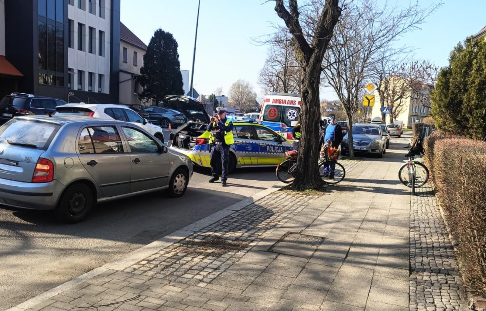 Zdjęcie w galerii na portalu naszraciborz.pl: Groźne zdarzenie na ul. Ogrodowej w Raciborzu. Rowerzystka potrącona przez skodę [FOTO] wiadomości z regionu