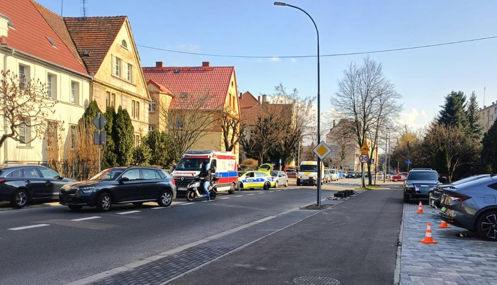 Zdjęcie w galerii na portalu naszraciborz.pl: Groźne zdarzenie na ul. Ogrodowej w Raciborzu. Rowerzystka potrącona przez skodę [FOTO] wiadomości z regionu