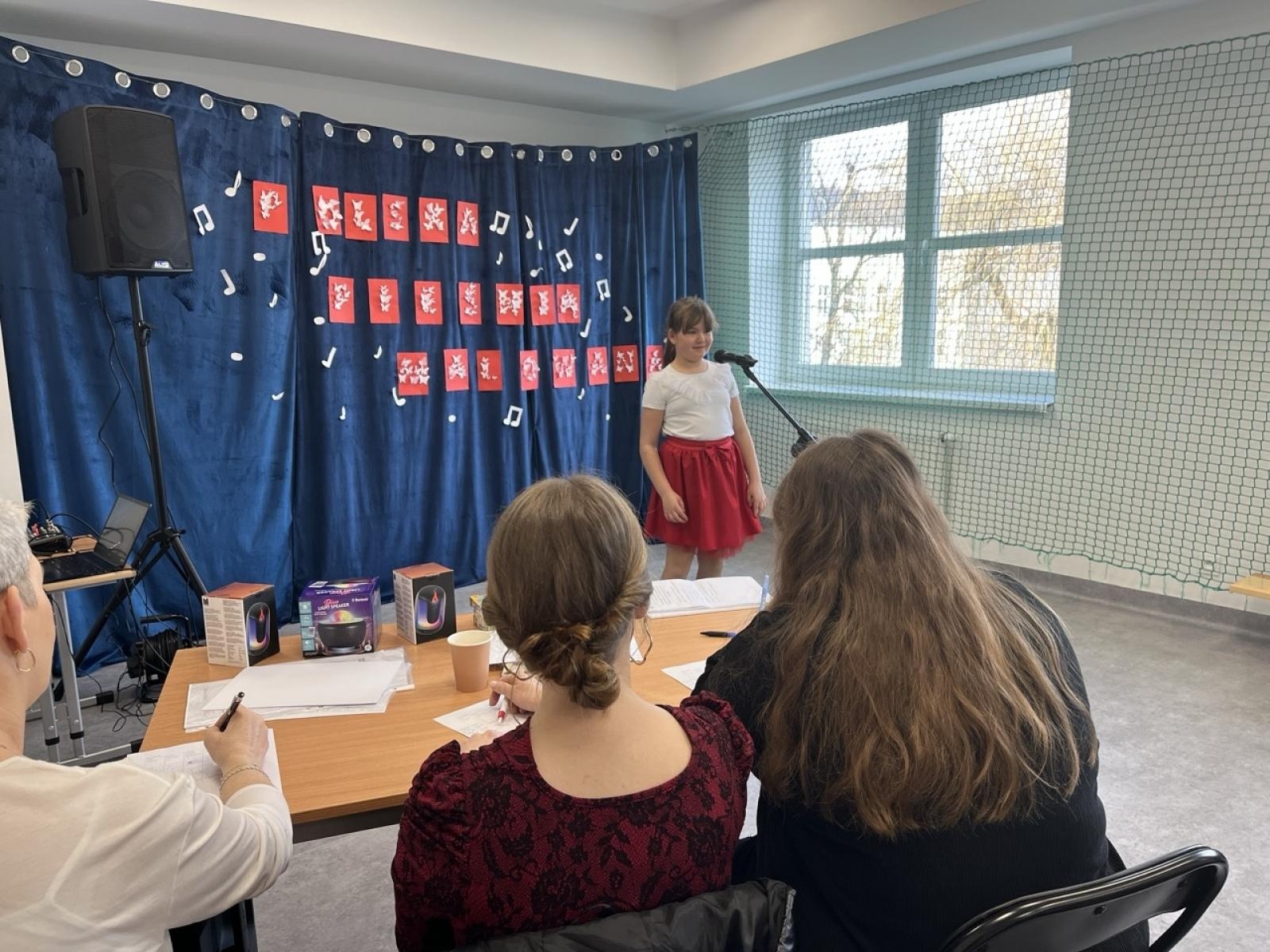 Zdjęcie w galerii na portalu naszraciborz.pl: Powiatowy Konkurs Piosenki Dziecięcej … jak skowronek w Słonecznej Krainie wiadomości z regionu