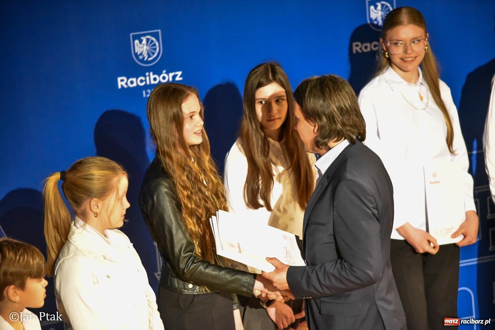 Zdjęcie w galerii na portalu naszraciborz.pl: Raciborska gala prymusów. Wręczenie stypendiów dla najlepszych uczniów wiadomości z regionu