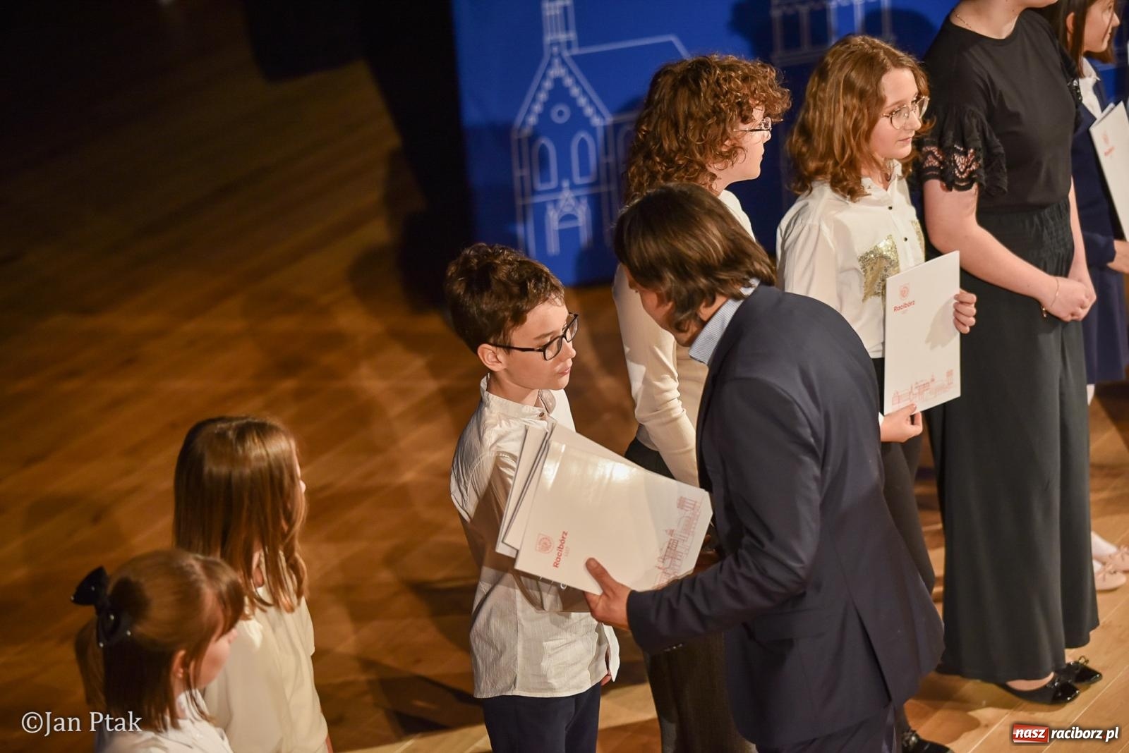 Zdjęcie w galerii na portalu naszraciborz.pl: Raciborska gala prymusów. Wręczenie stypendiów dla najlepszych uczniów wiadomości z regionu