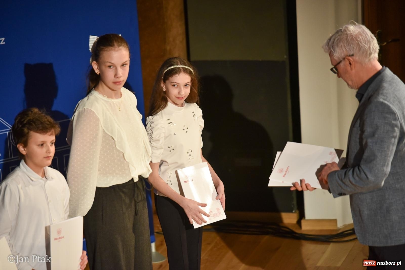 Zdjęcie w galerii na portalu naszraciborz.pl: Raciborska gala prymusów. Wręczenie stypendiów dla najlepszych uczniów wiadomości z regionu