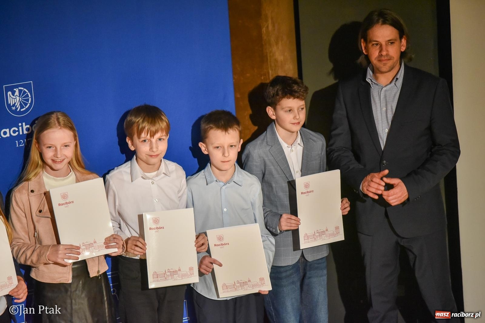 Zdjęcie w galerii na portalu naszraciborz.pl: Raciborska gala prymusów. Wręczenie stypendiów dla najlepszych uczniów wiadomości z regionu