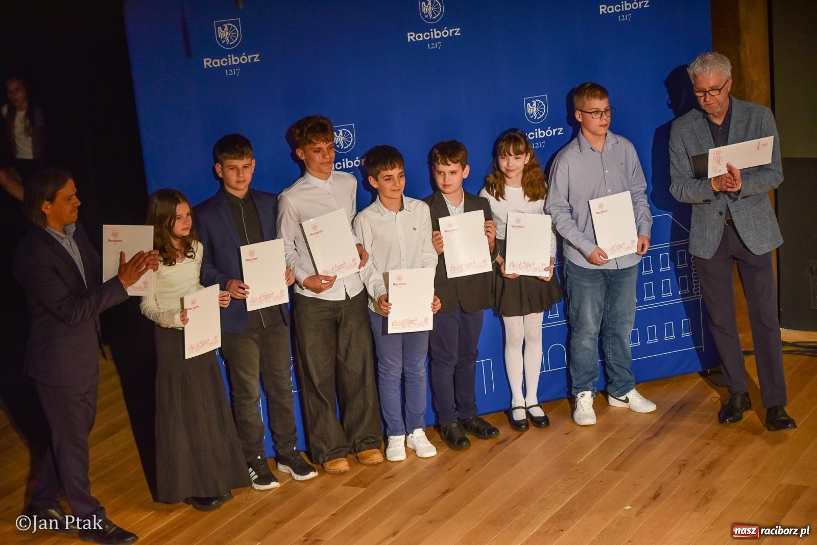 Zdjęcie w galerii na portalu naszraciborz.pl: Raciborska gala prymusów. Wręczenie stypendiów dla najlepszych uczniów wiadomości z regionu