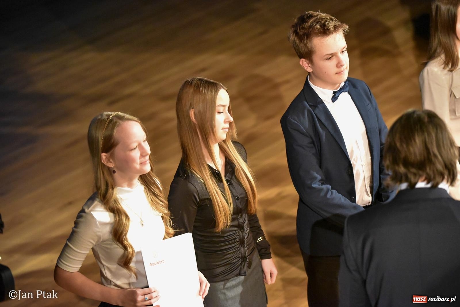 Zdjęcie w galerii na portalu naszraciborz.pl: Raciborska gala prymusów. Wręczenie stypendiów dla najlepszych uczniów wiadomości z regionu