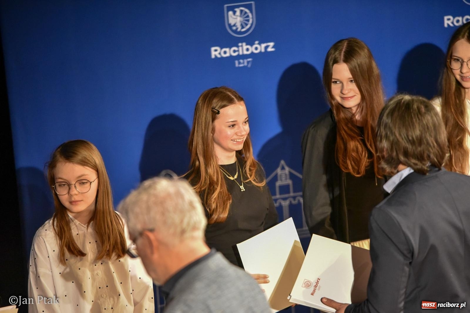Zdjęcie w galerii na portalu naszraciborz.pl: Raciborska gala prymusów. Wręczenie stypendiów dla najlepszych uczniów wiadomości z regionu