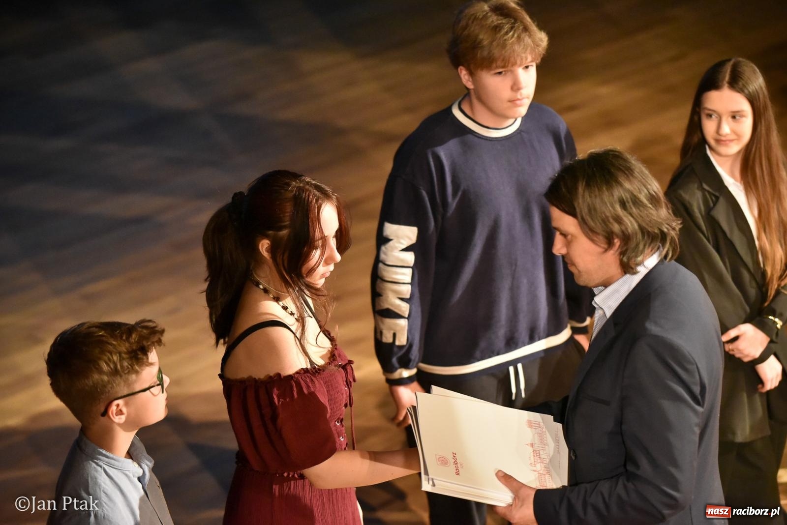 Zdjęcie w galerii na portalu naszraciborz.pl: Raciborska gala prymusów. Wręczenie stypendiów dla najlepszych uczniów wiadomości z regionu