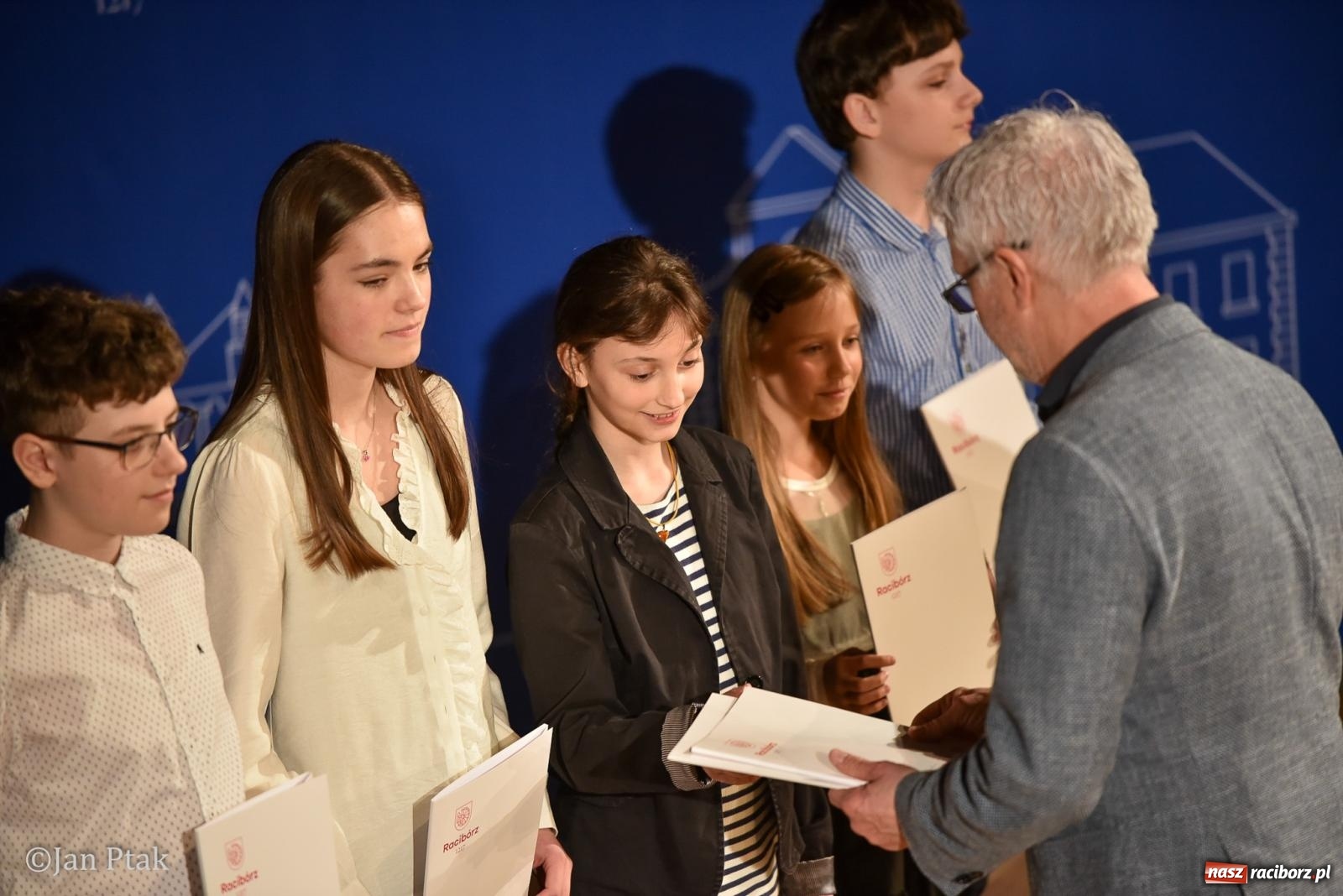 Zdjęcie w galerii na portalu naszraciborz.pl: Raciborska gala prymusów. Wręczenie stypendiów dla najlepszych uczniów wiadomości z regionu