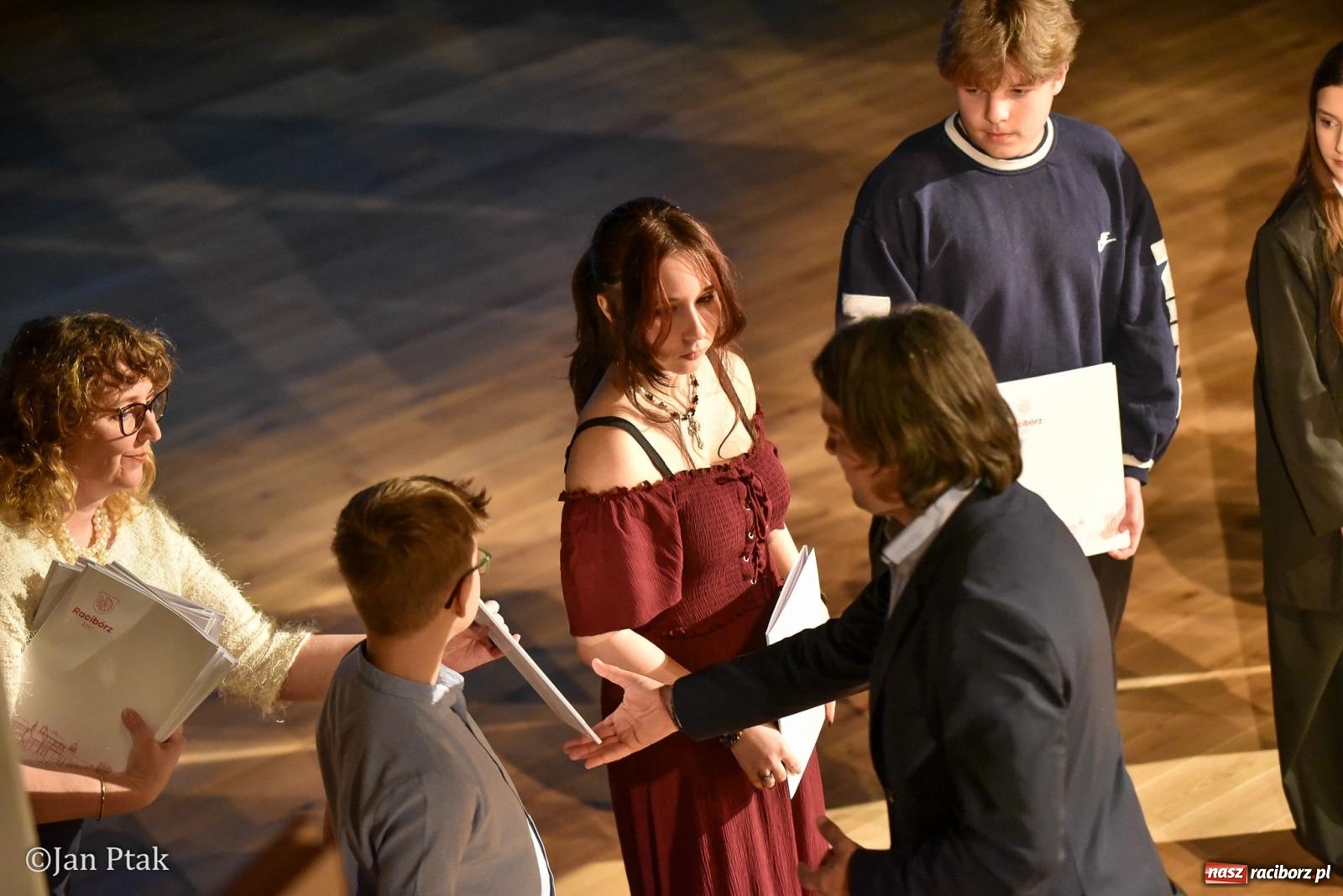 Zdjęcie w galerii na portalu naszraciborz.pl: Raciborska gala prymusów. Wręczenie stypendiów dla najlepszych uczniów wiadomości z regionu