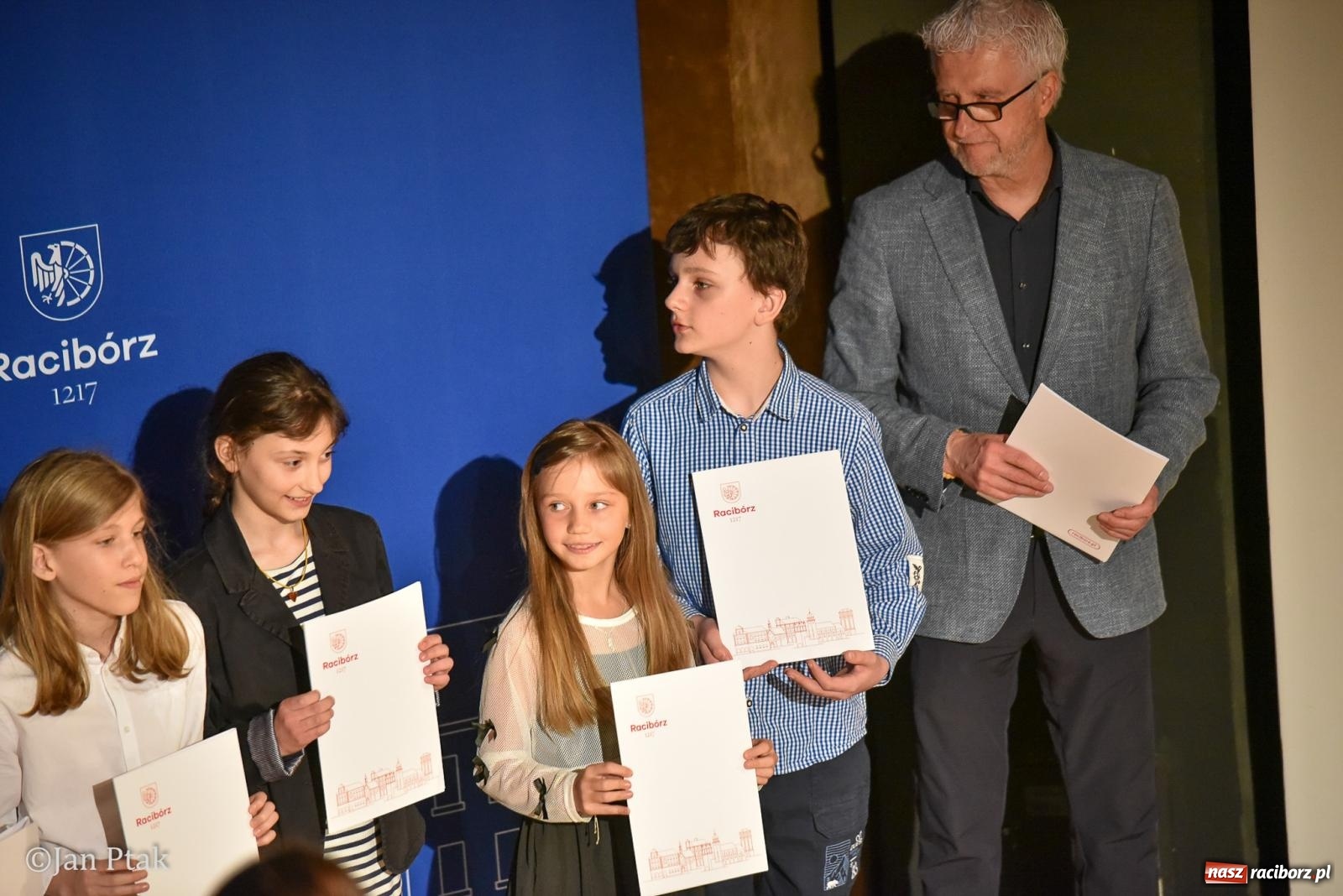 Zdjęcie w galerii na portalu naszraciborz.pl: Raciborska gala prymusów. Wręczenie stypendiów dla najlepszych uczniów wiadomości z regionu