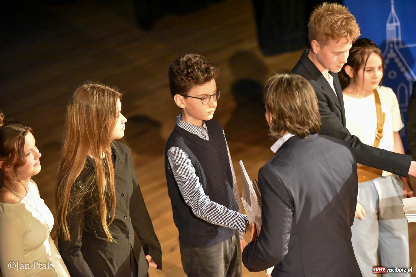 Zdjęcie w galerii na portalu naszraciborz.pl: Raciborska gala prymusów. Wręczenie stypendiów dla najlepszych uczniów wiadomości z regionu