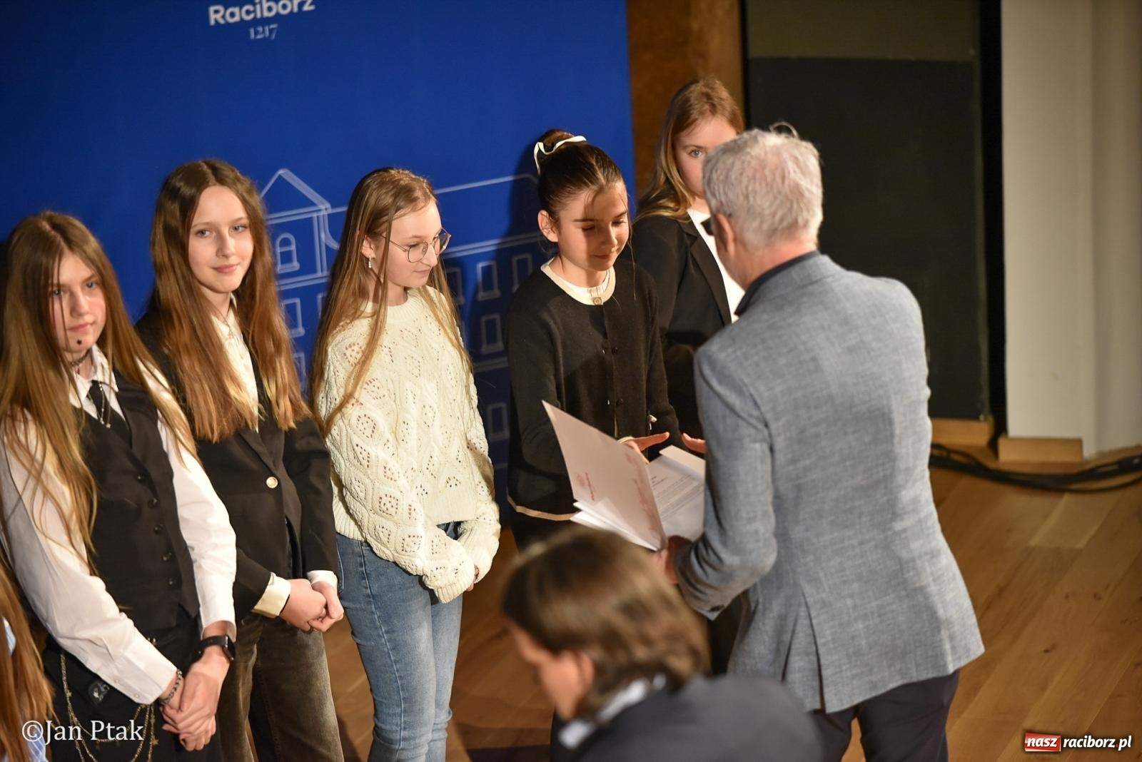 Zdjęcie w galerii na portalu naszraciborz.pl: Raciborska gala prymusów. Wręczenie stypendiów dla najlepszych uczniów wiadomości z regionu