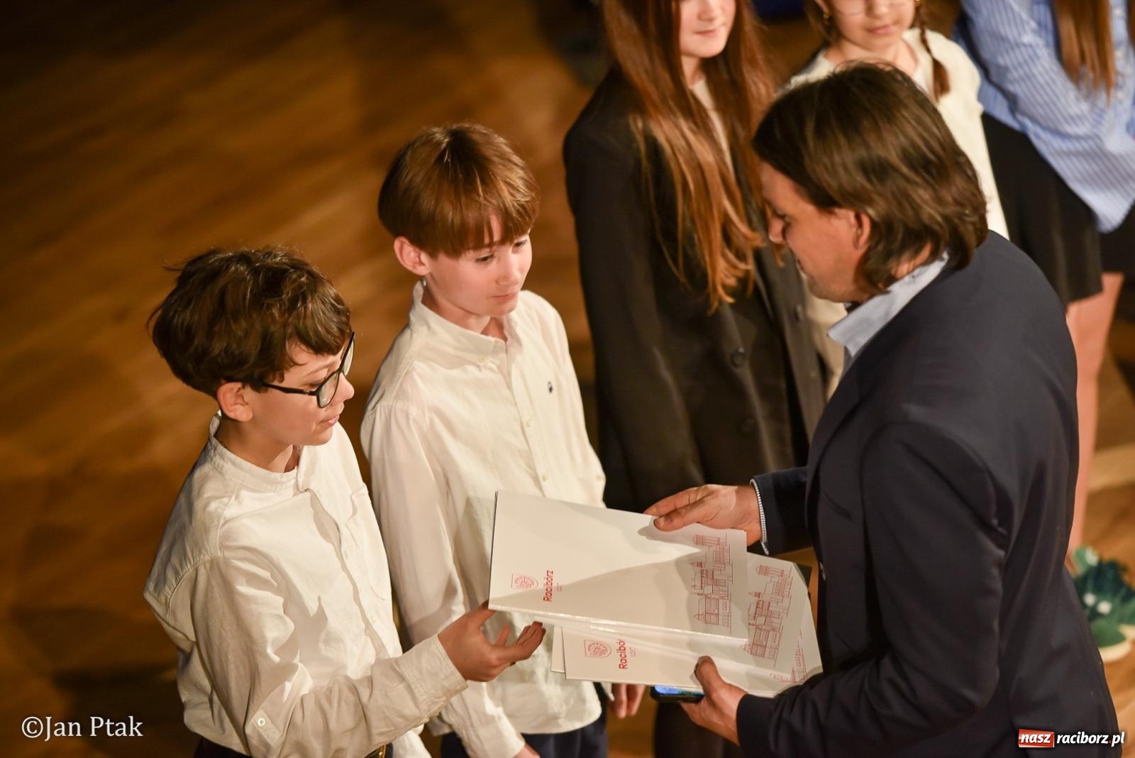 Zdjęcie w galerii na portalu naszraciborz.pl: Raciborska gala prymusów. Wręczenie stypendiów dla najlepszych uczniów wiadomości z regionu