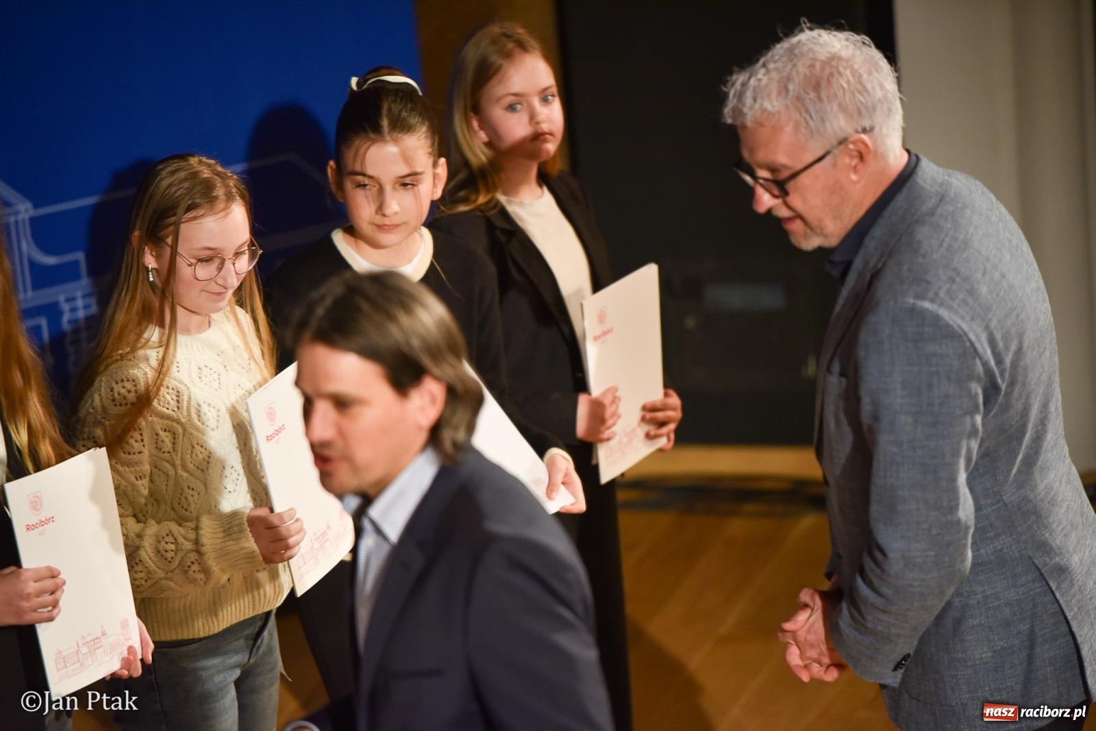 Zdjęcie w galerii na portalu naszraciborz.pl: Raciborska gala prymusów. Wręczenie stypendiów dla najlepszych uczniów wiadomości z regionu