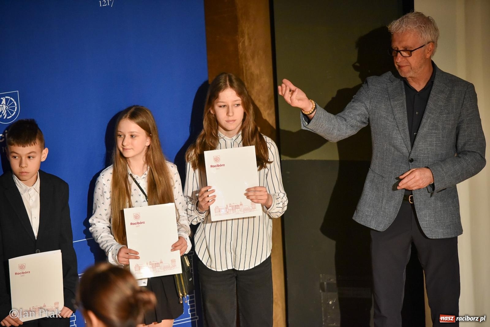 Zdjęcie w galerii na portalu naszraciborz.pl: Raciborska gala prymusów. Wręczenie stypendiów dla najlepszych uczniów wiadomości z regionu