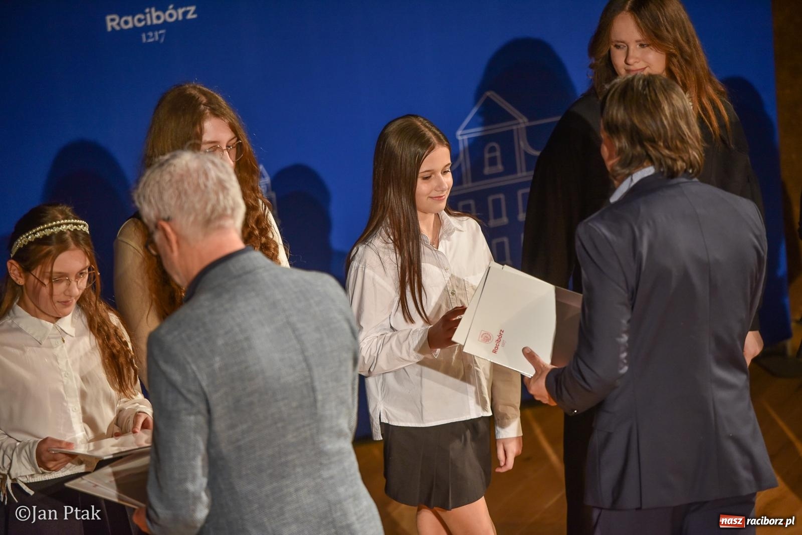 Zdjęcie w galerii na portalu naszraciborz.pl: Raciborska gala prymusów. Wręczenie stypendiów dla najlepszych uczniów wiadomości z regionu