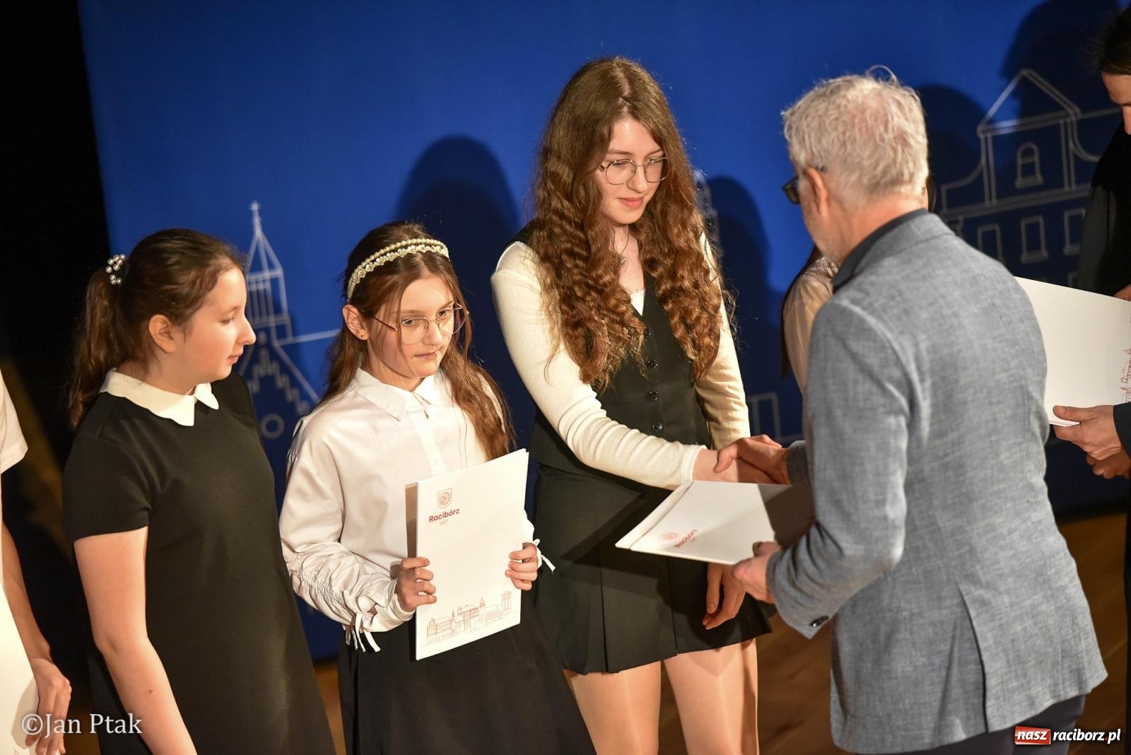 Zdjęcie w galerii na portalu naszraciborz.pl: Raciborska gala prymusów. Wręczenie stypendiów dla najlepszych uczniów wiadomości z regionu