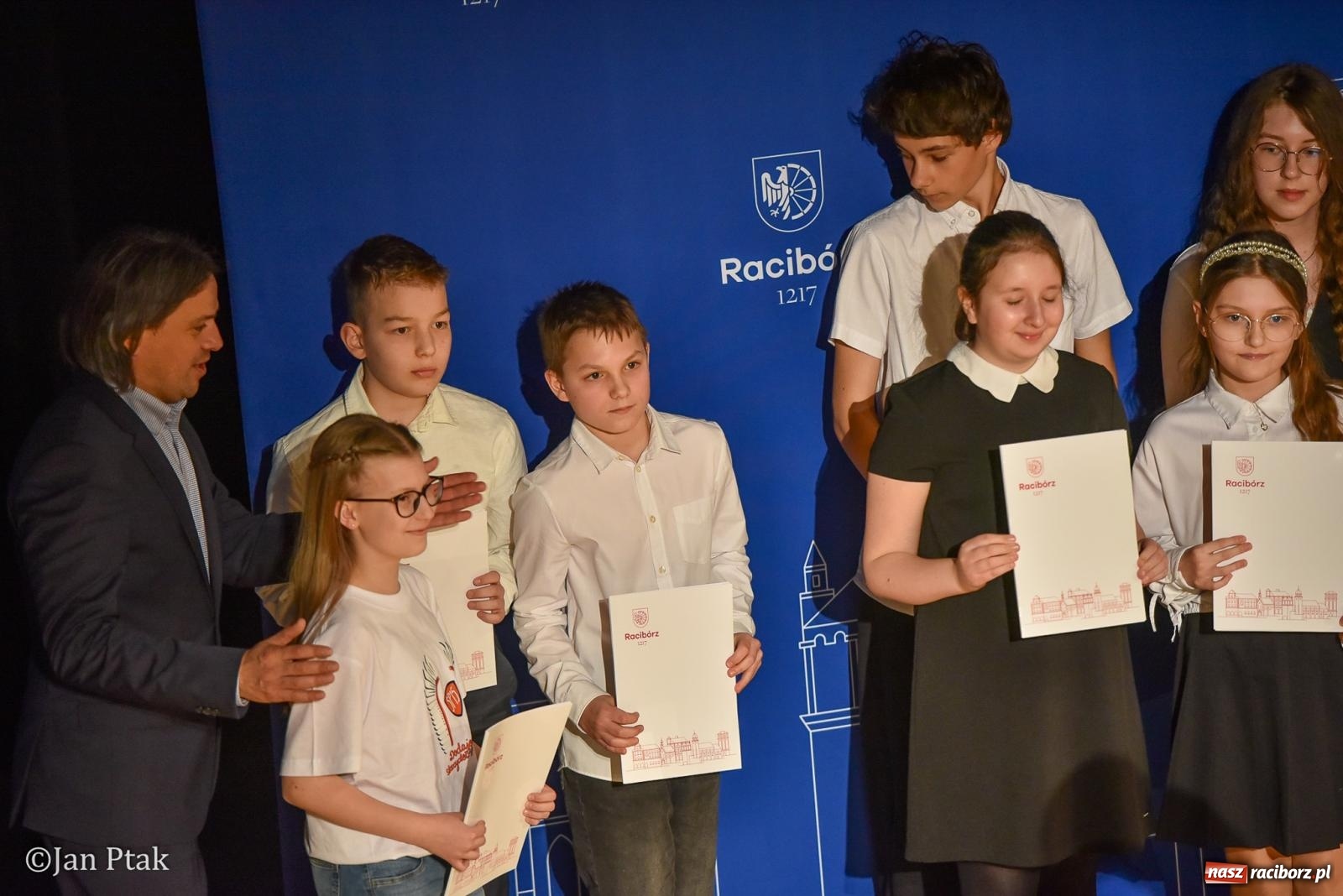 Zdjęcie w galerii na portalu naszraciborz.pl: Raciborska gala prymusów. Wręczenie stypendiów dla najlepszych uczniów wiadomości z regionu