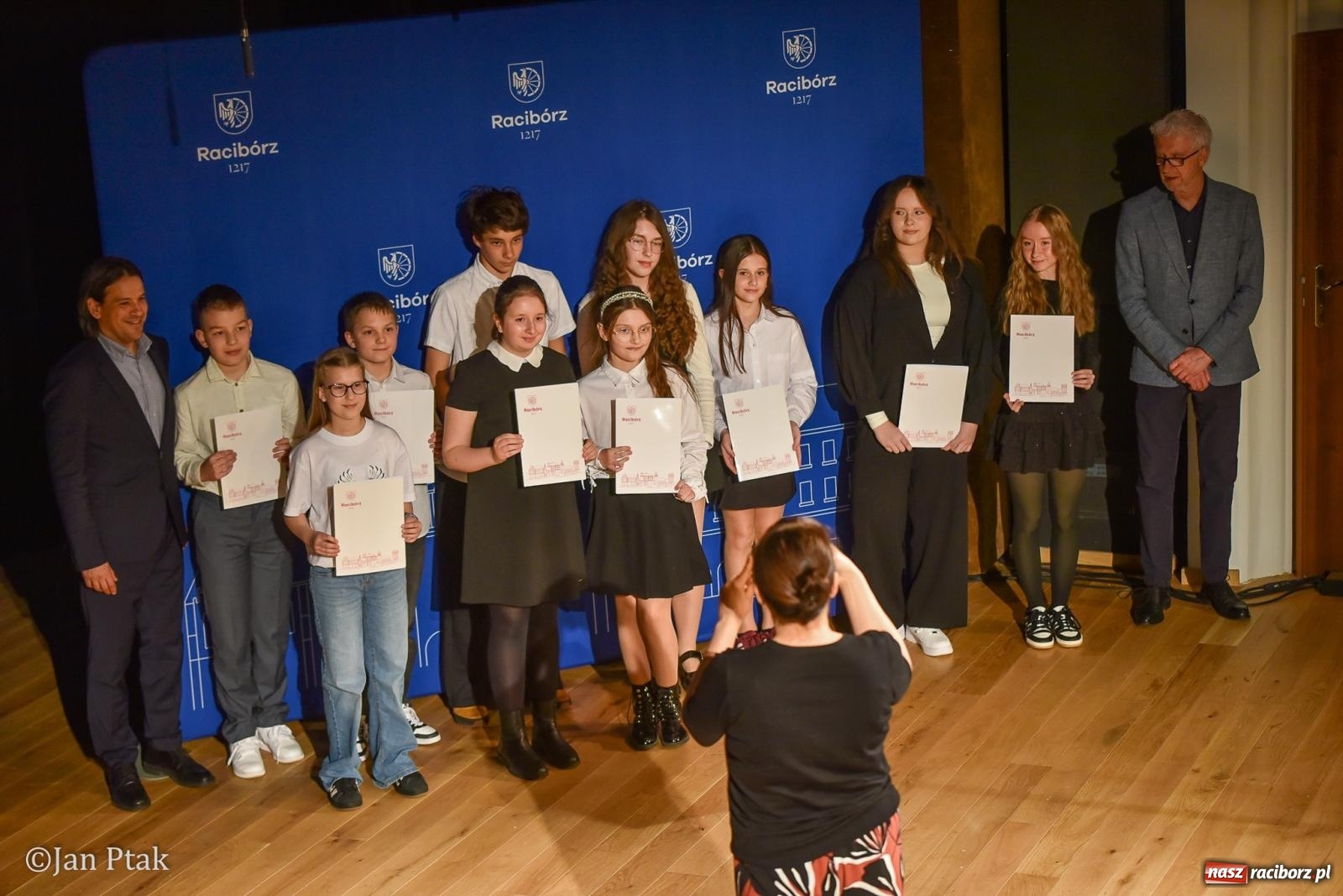 Zdjęcie w galerii na portalu naszraciborz.pl: Raciborska gala prymusów. Wręczenie stypendiów dla najlepszych uczniów wiadomości z regionu