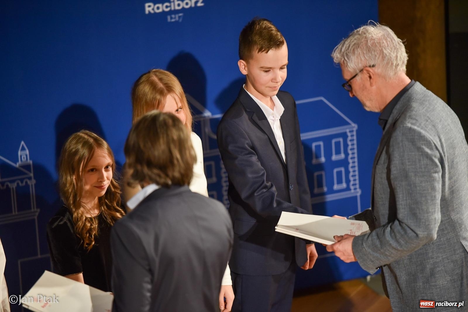 Zdjęcie w galerii na portalu naszraciborz.pl: Raciborska gala prymusów. Wręczenie stypendiów dla najlepszych uczniów wiadomości z regionu